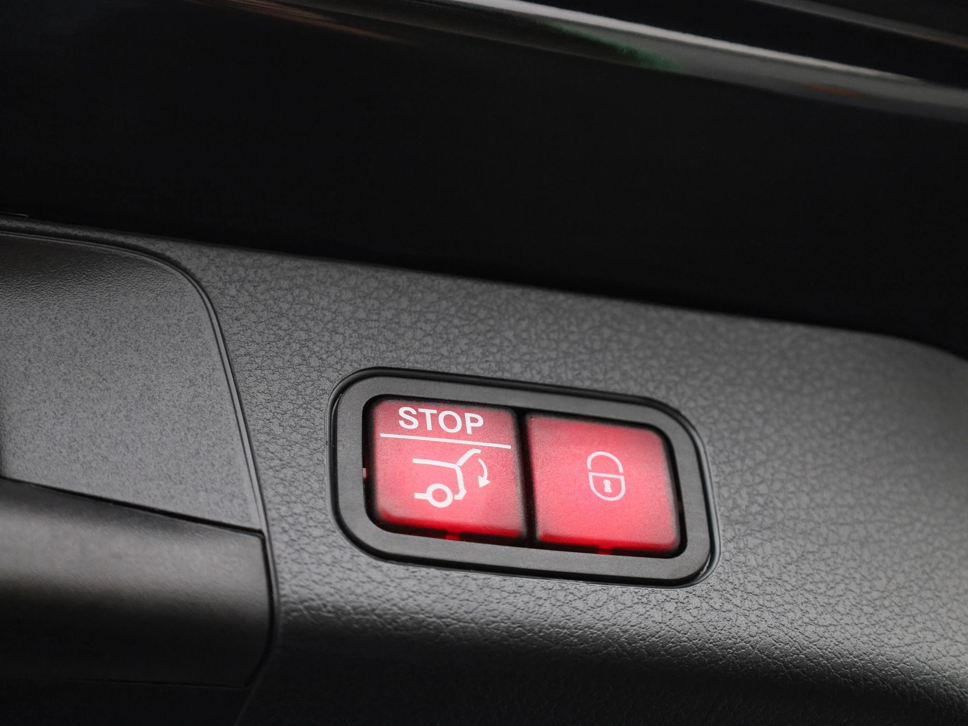 Mercedes-Benz-GLB-image-14