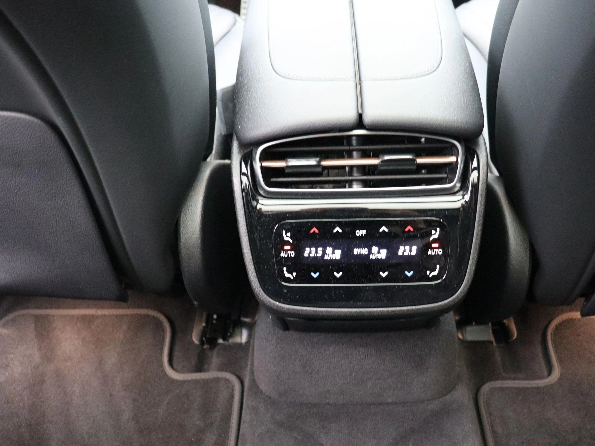 Mercedes-Benz-EQE-image-13