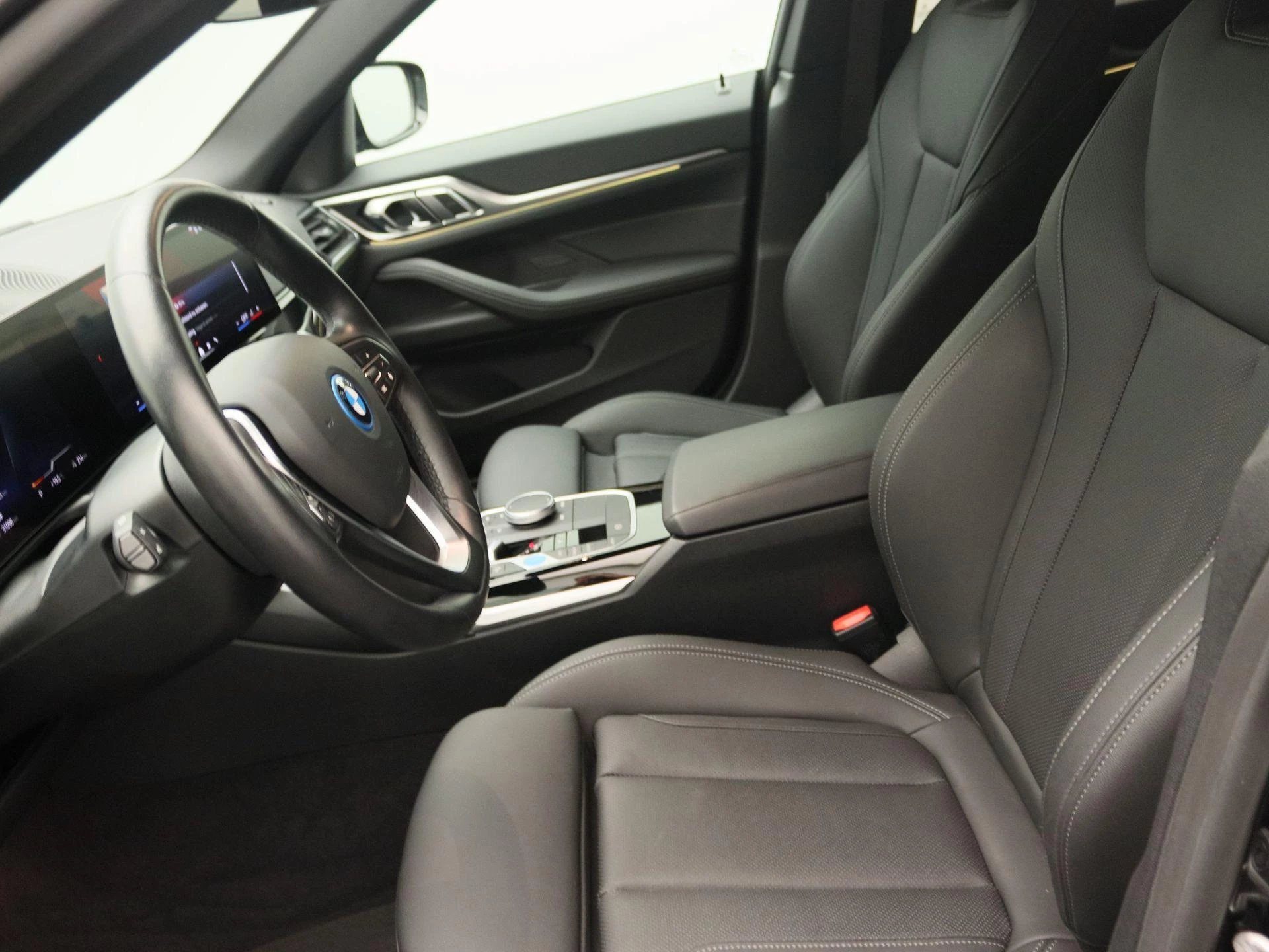 BMW-i4-image-14