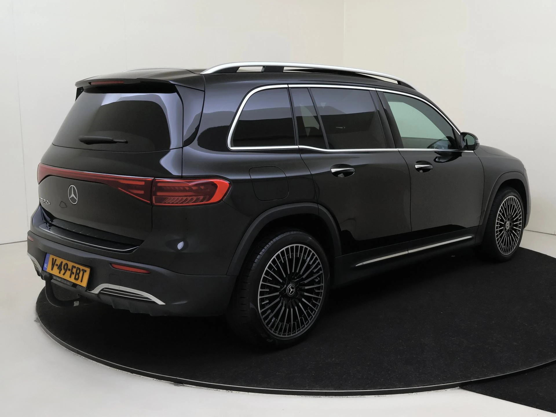Mercedes-Benz-EQB-image-3