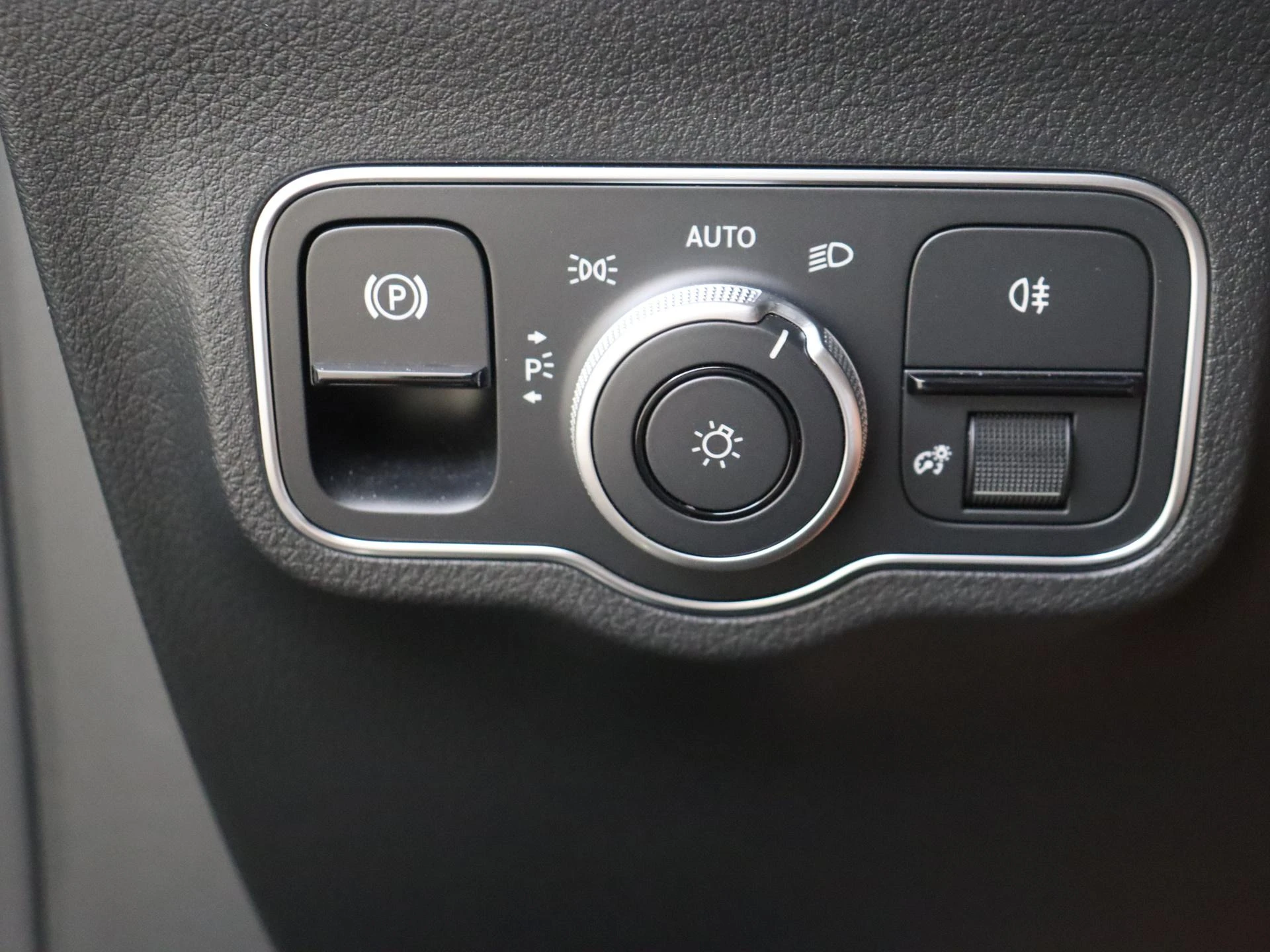 Mercedes-Benz-GLA-image-24