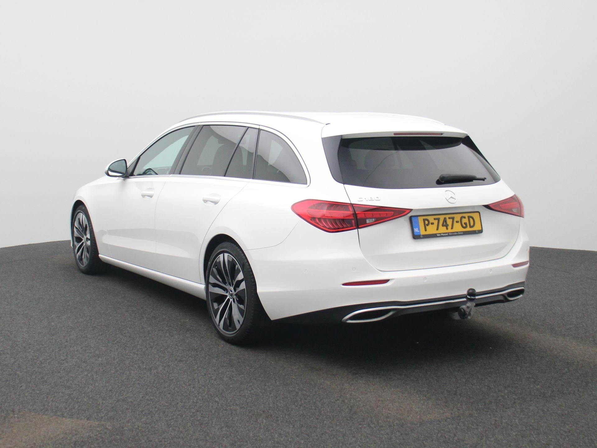Mercedes-Benz-C-Klasse-image-1