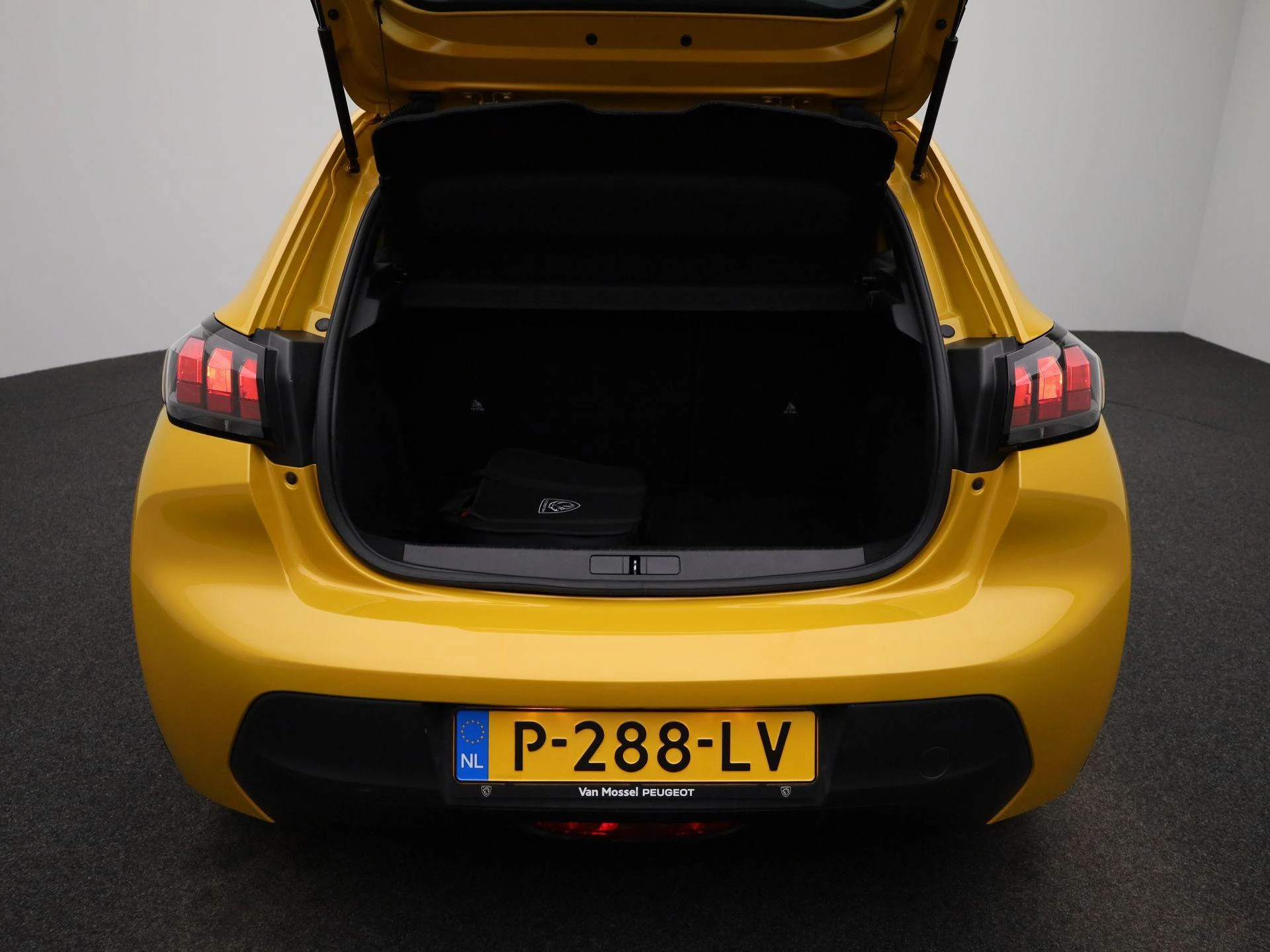 Peugeot-e-208-image-12