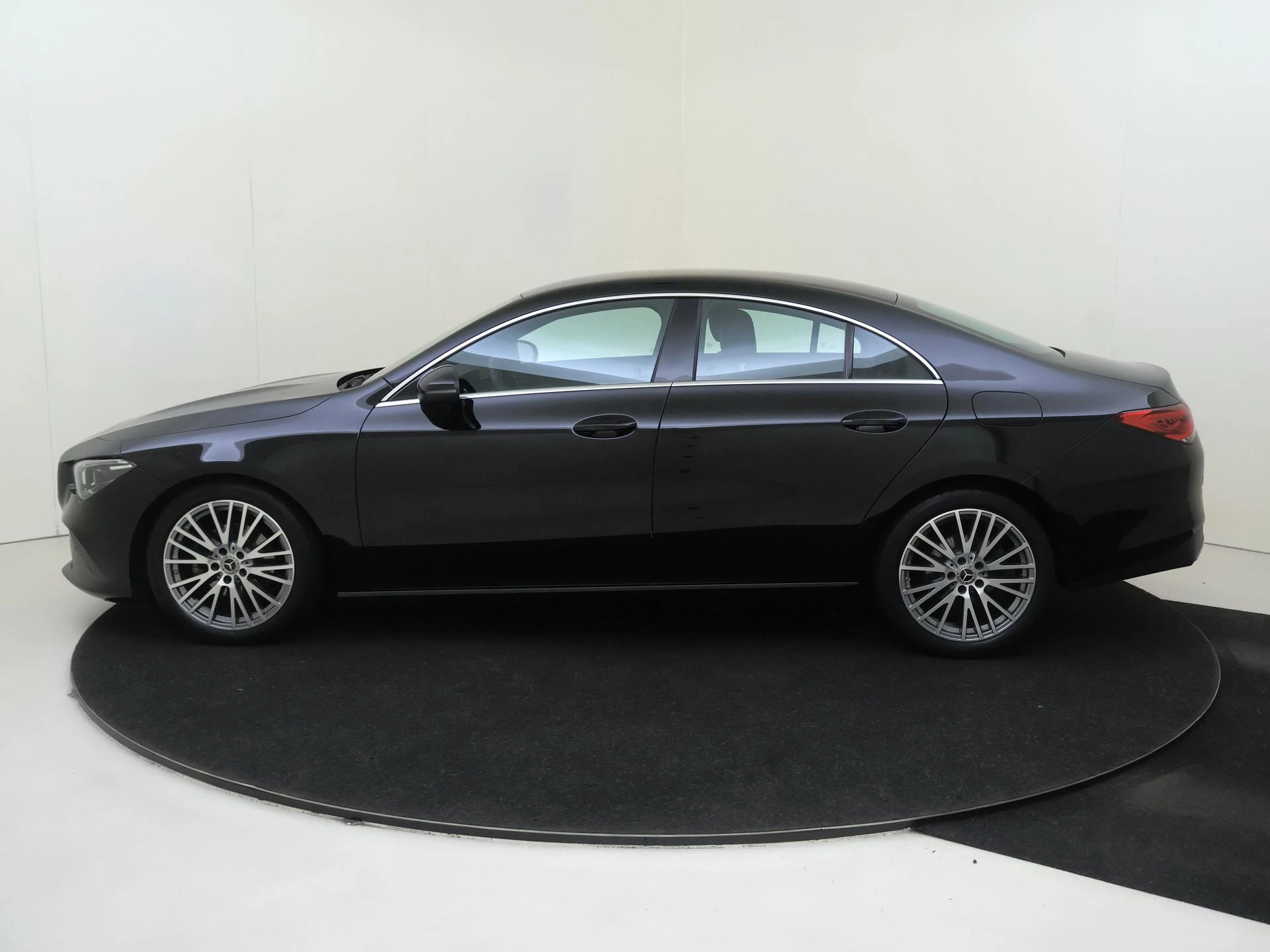Mercedes-Benz-CLA-image-8