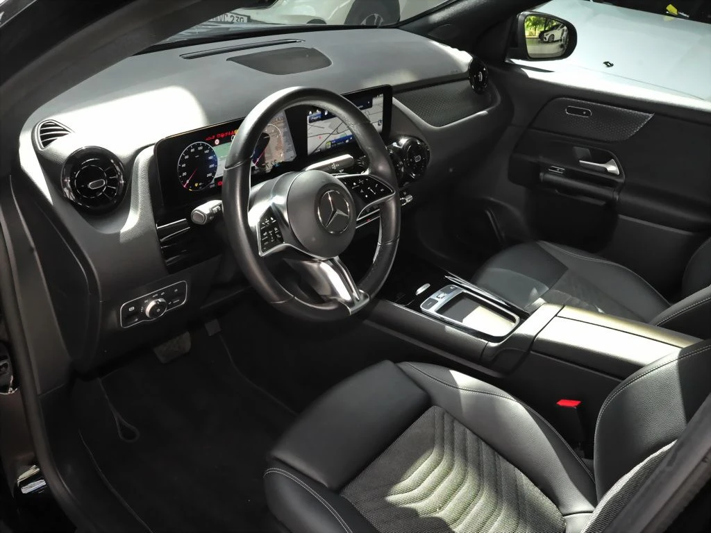 Mercedes-Benz-GLA 200-image-8