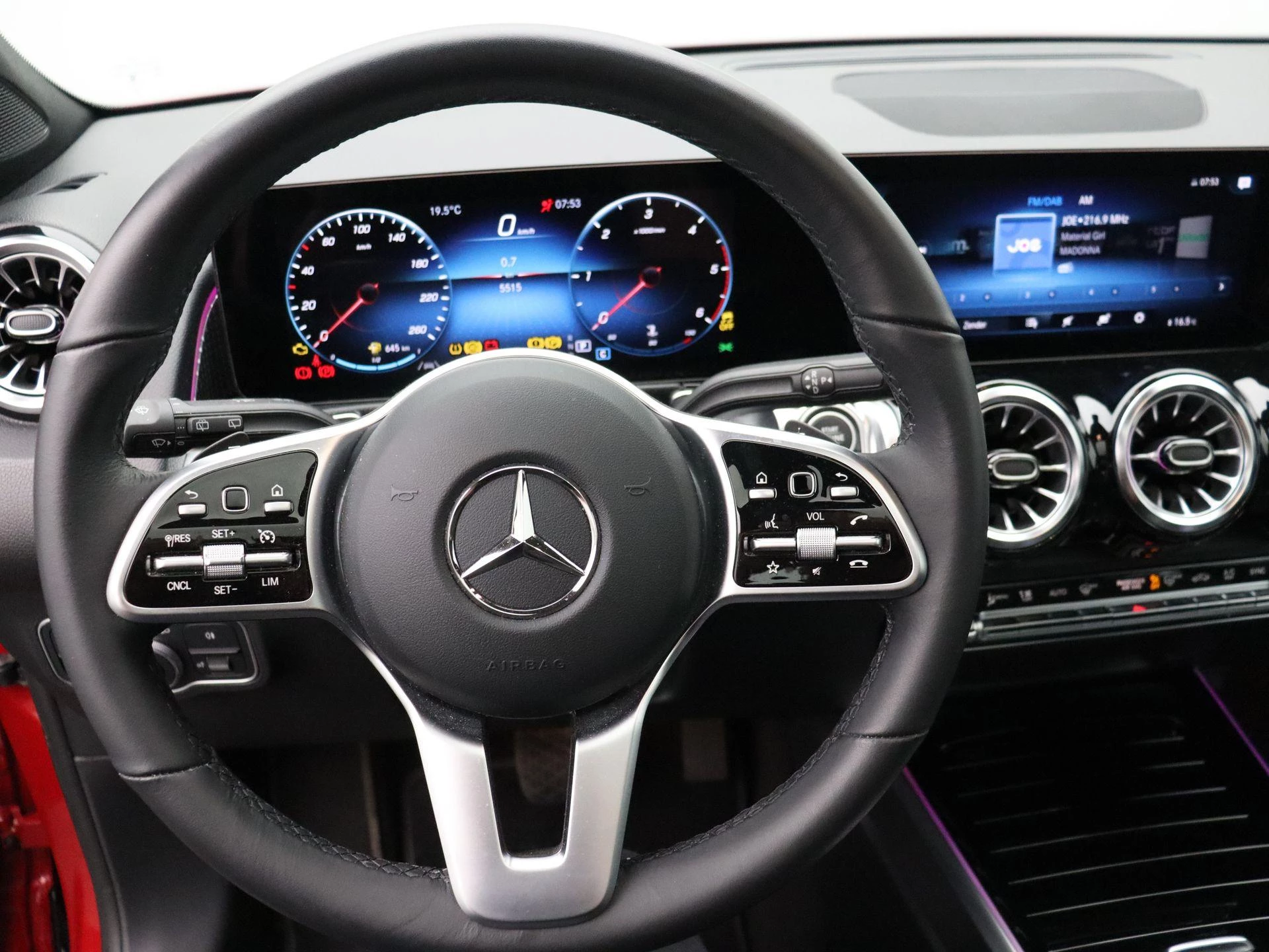 Mercedes-Benz GLB 180 d Business Solution + MULTIBEAM LED + PANO DAK + CARPLAY + LEDER +