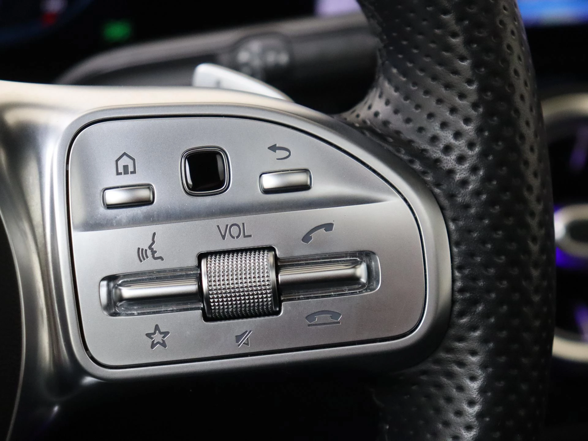 Mercedes-Benz-GLA-image-13