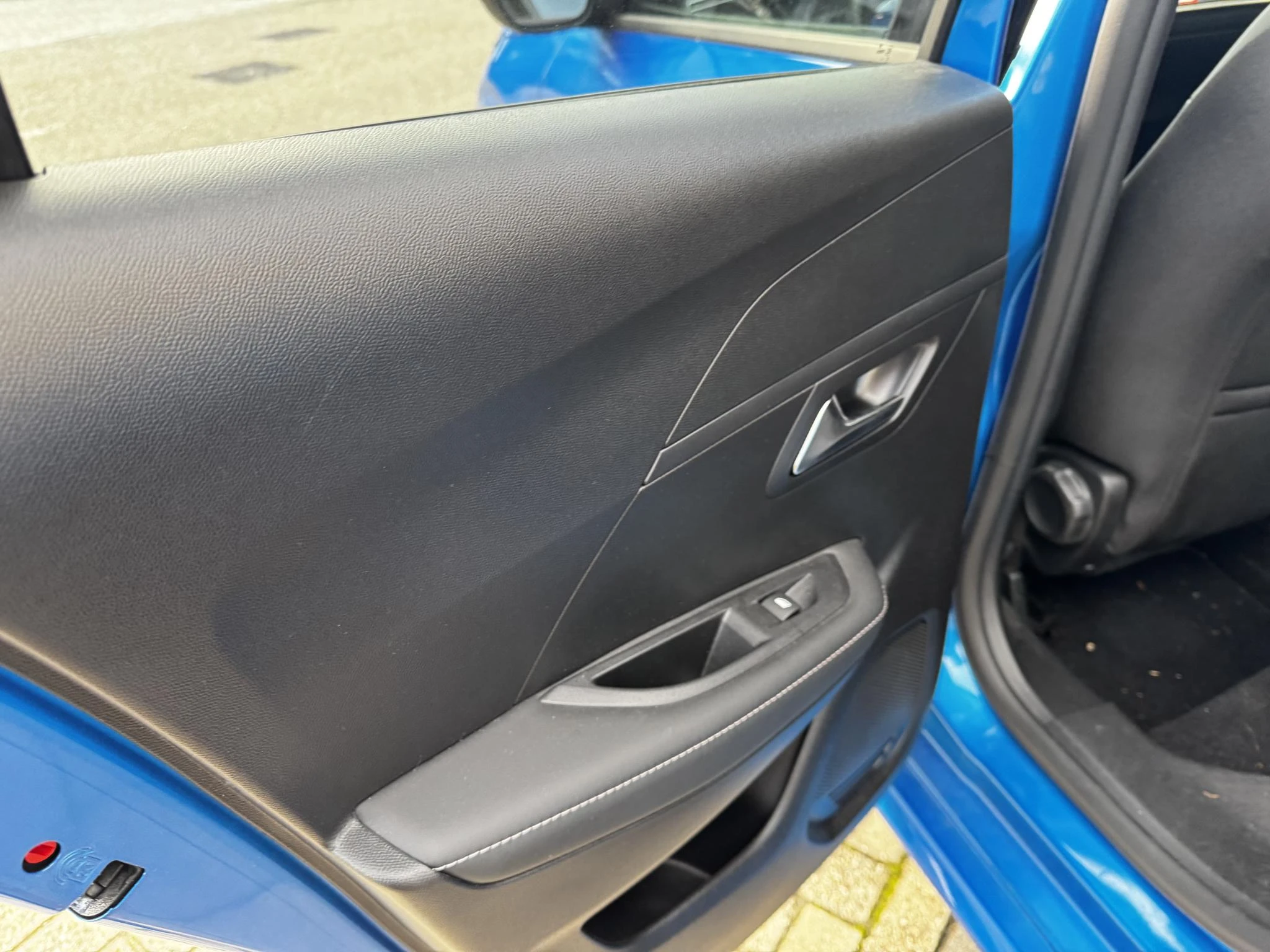 Peugeot-e-208-image-24