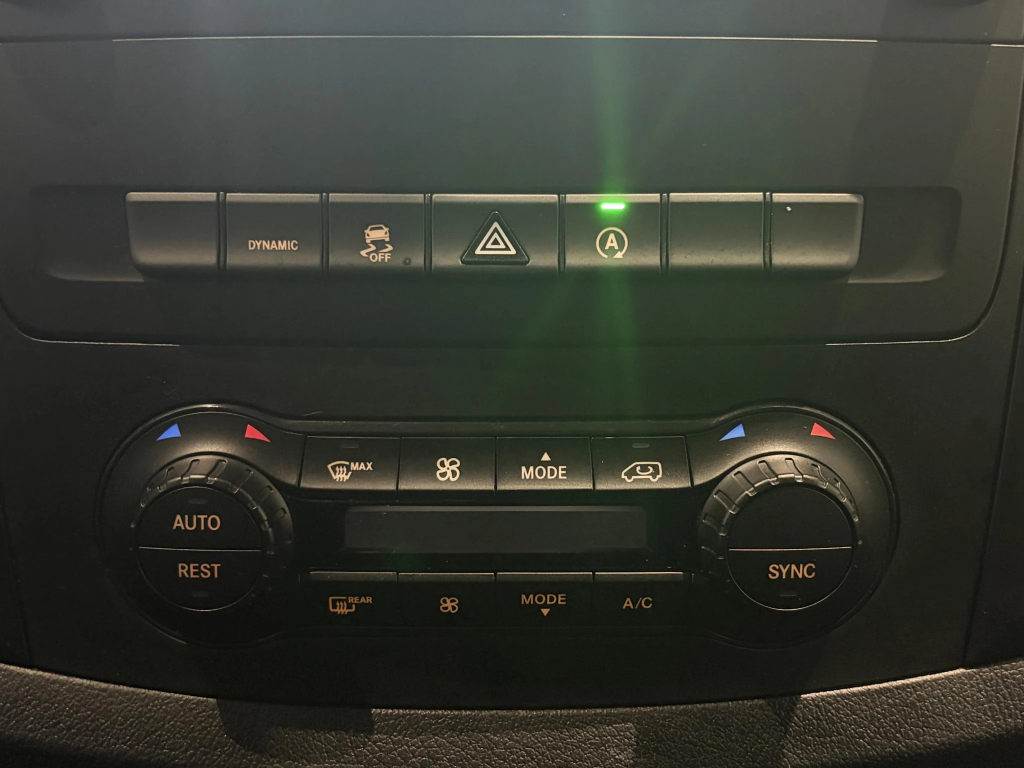 Mercedes-Benz-Vito-image-21