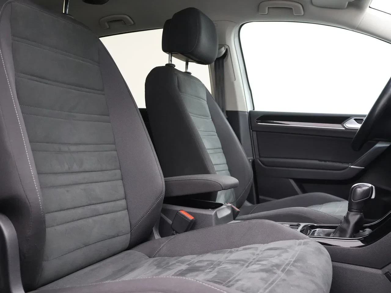 Volkswagen-Touran-image-7