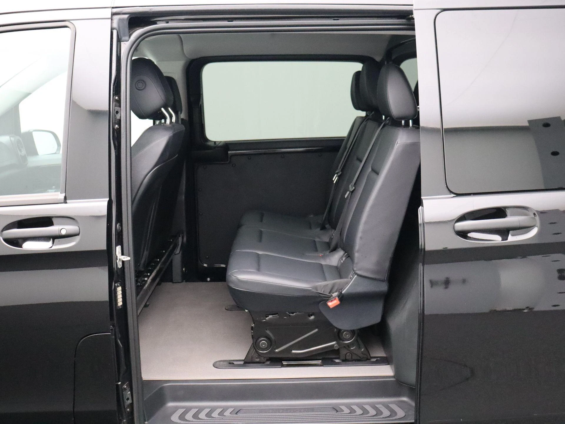 Mercedes-Benz-Vito-image-22