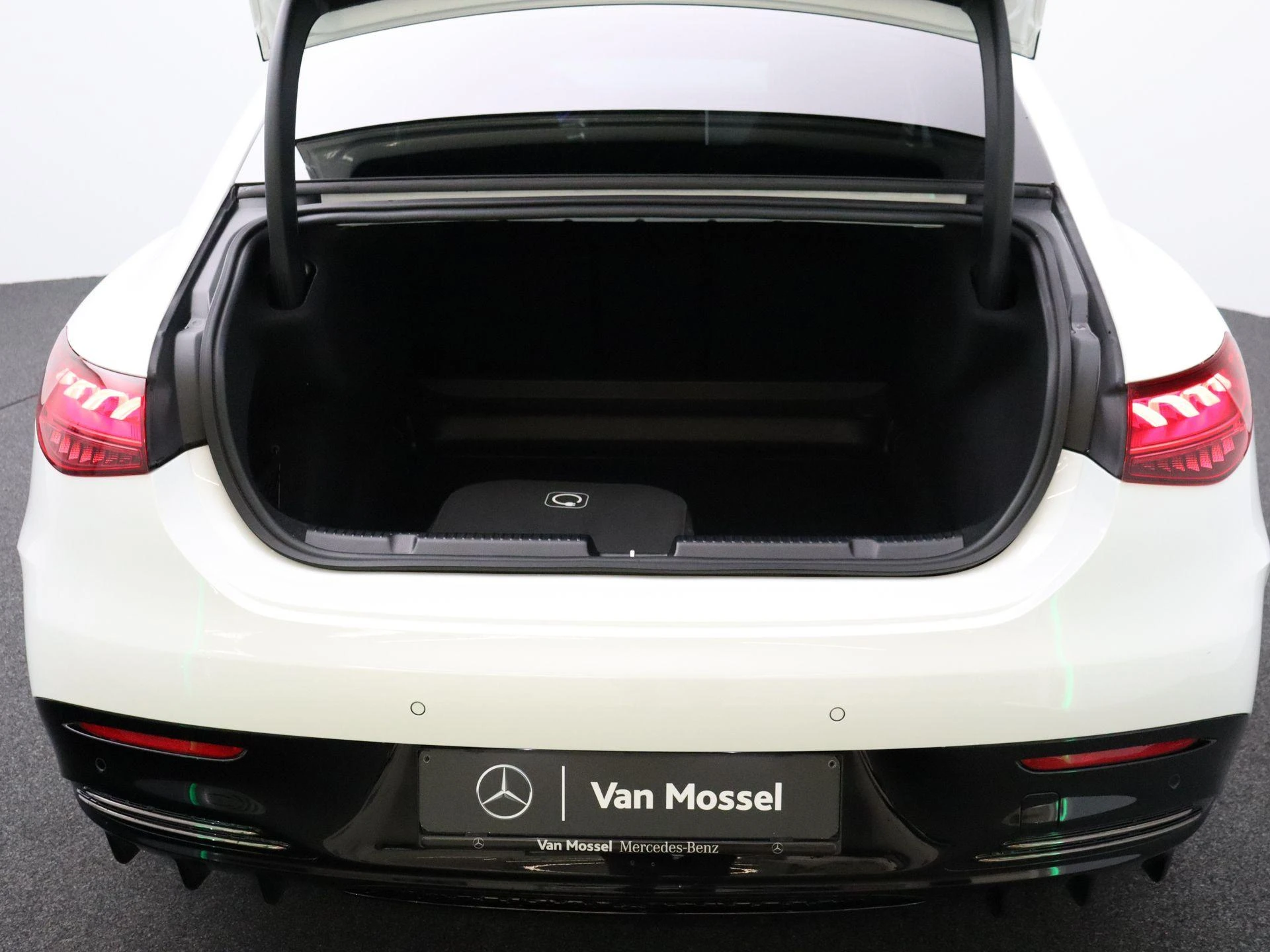 Mercedes-Benz-EQE-image-28