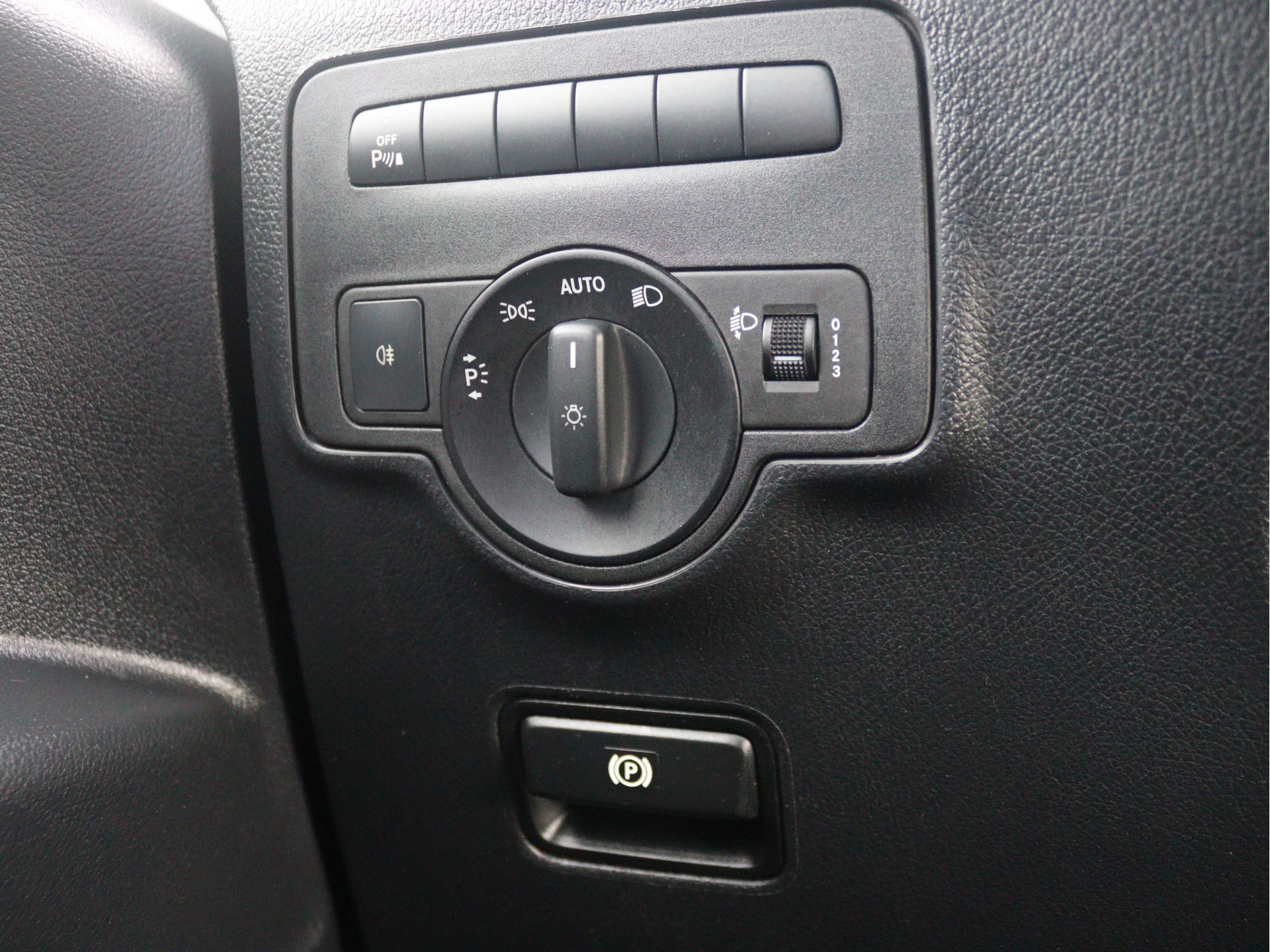 Mercedes-Benz-Vito-image-12