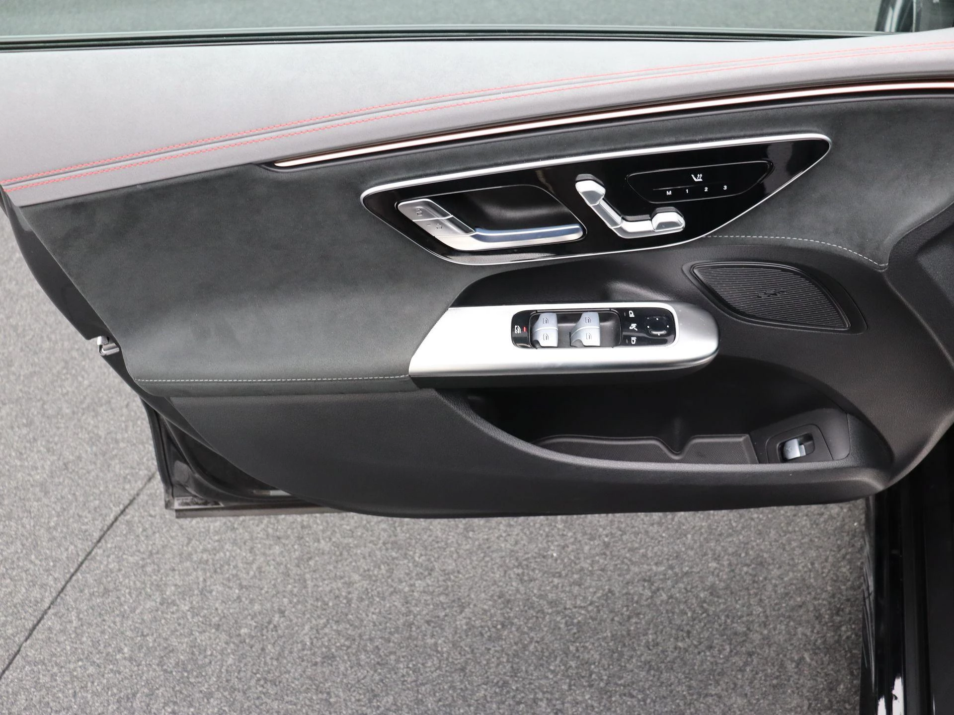 Mercedes-Benz EQE 300 AMG Line + AIRMATIC + LEDER + PANORAMISCH DAK +