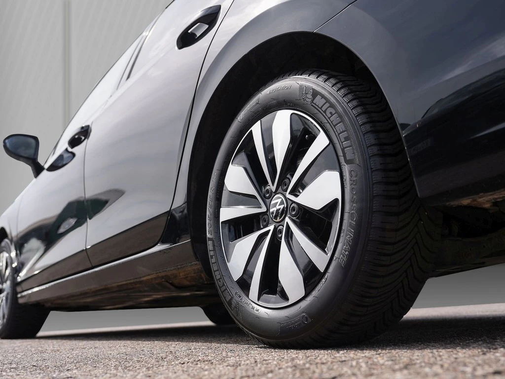 Volkswagen-Golf-image-4