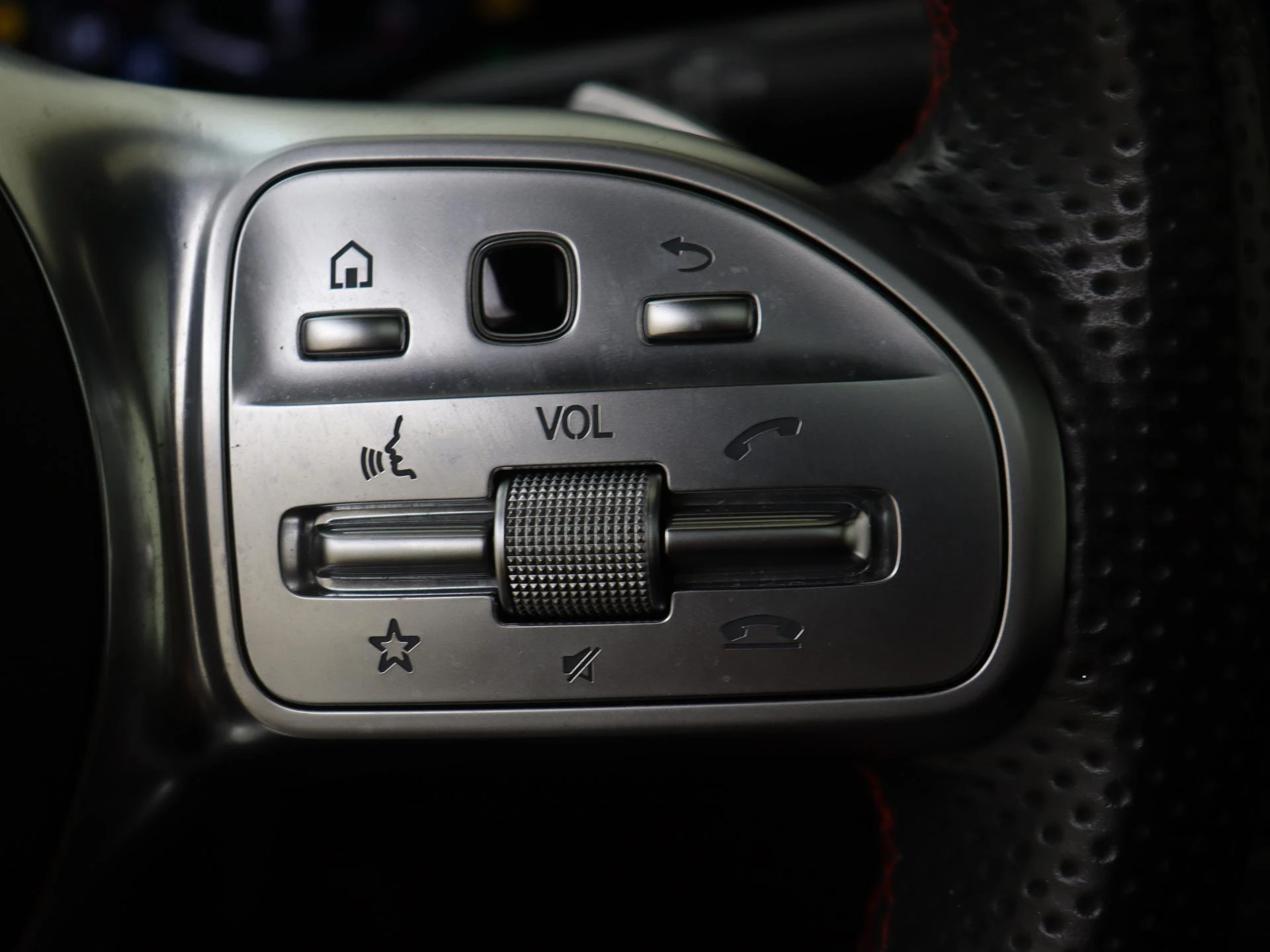 Mercedes-Benz-GLA-image-12