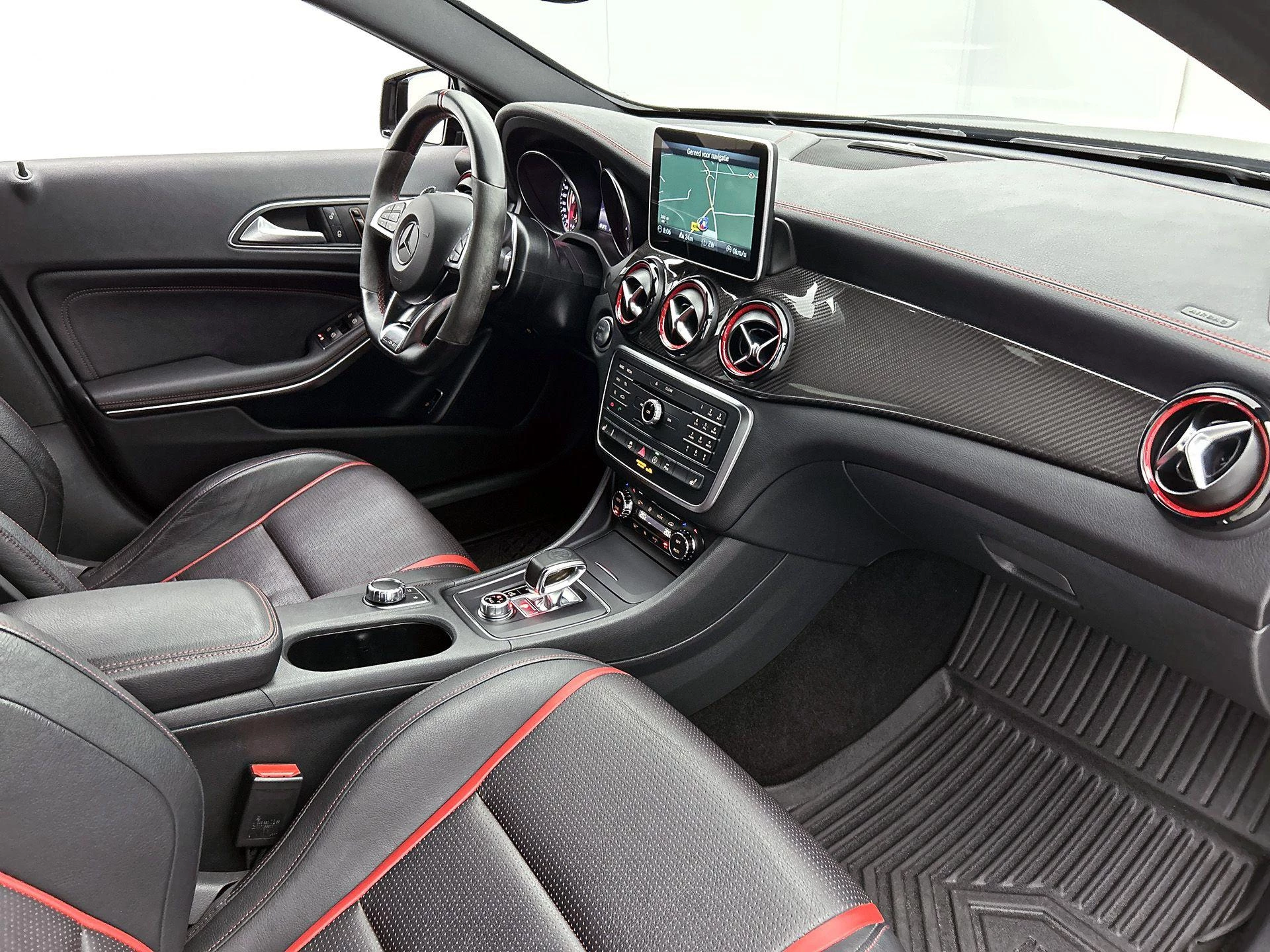 Mercedes-Benz-GLA-image-19