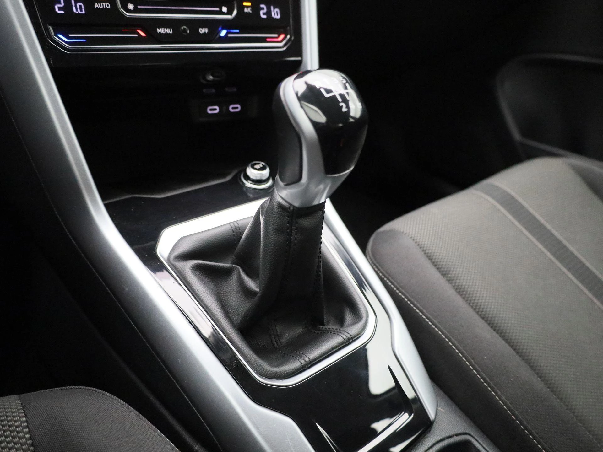 Volkswagen-T-Roc-image-16