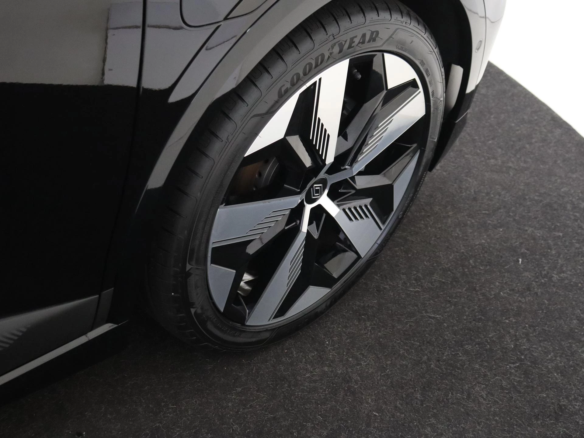 Renault-Megane E-Tech-image-12