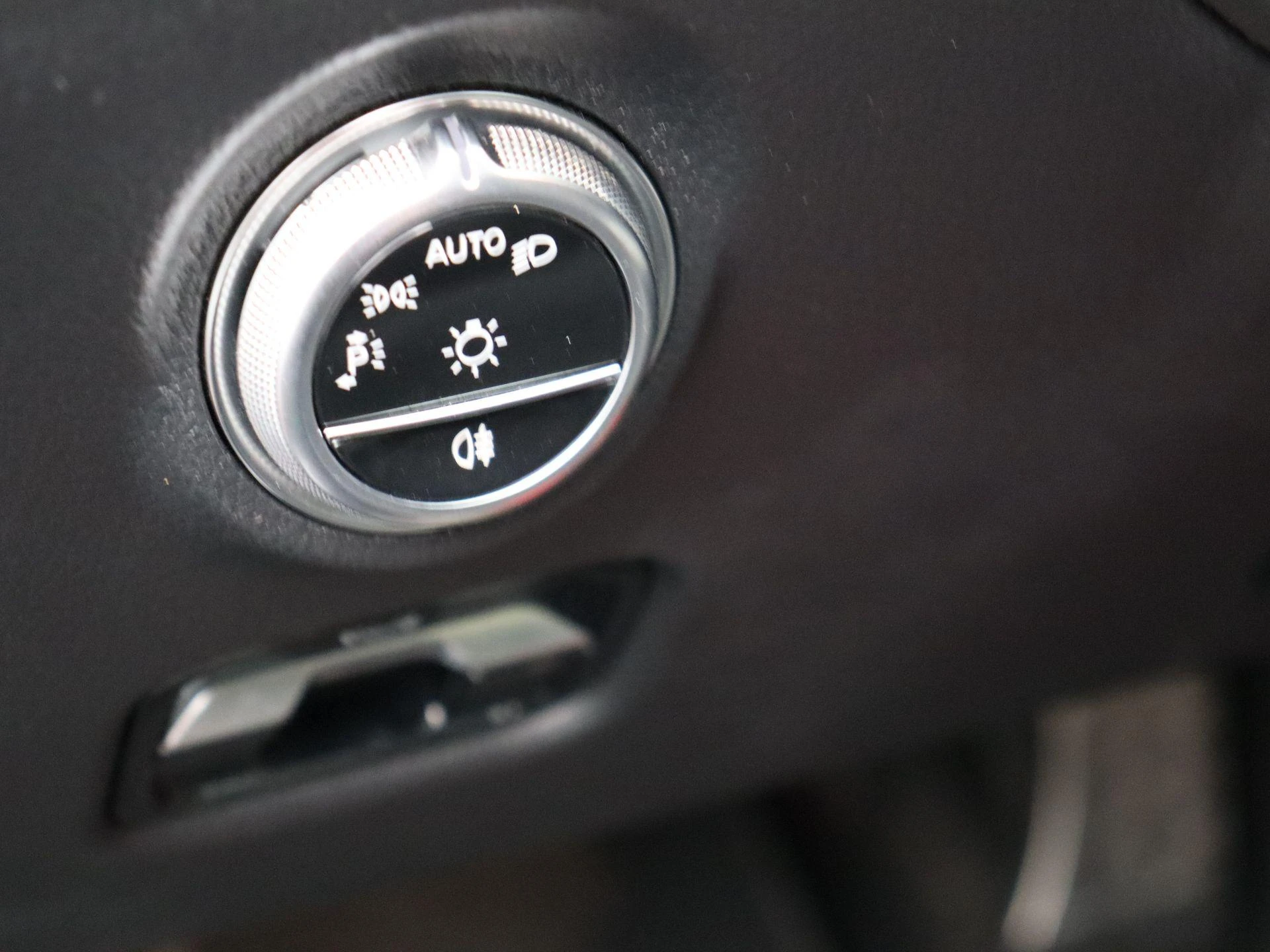 Mercedes-Benz-C-Klasse-image-10