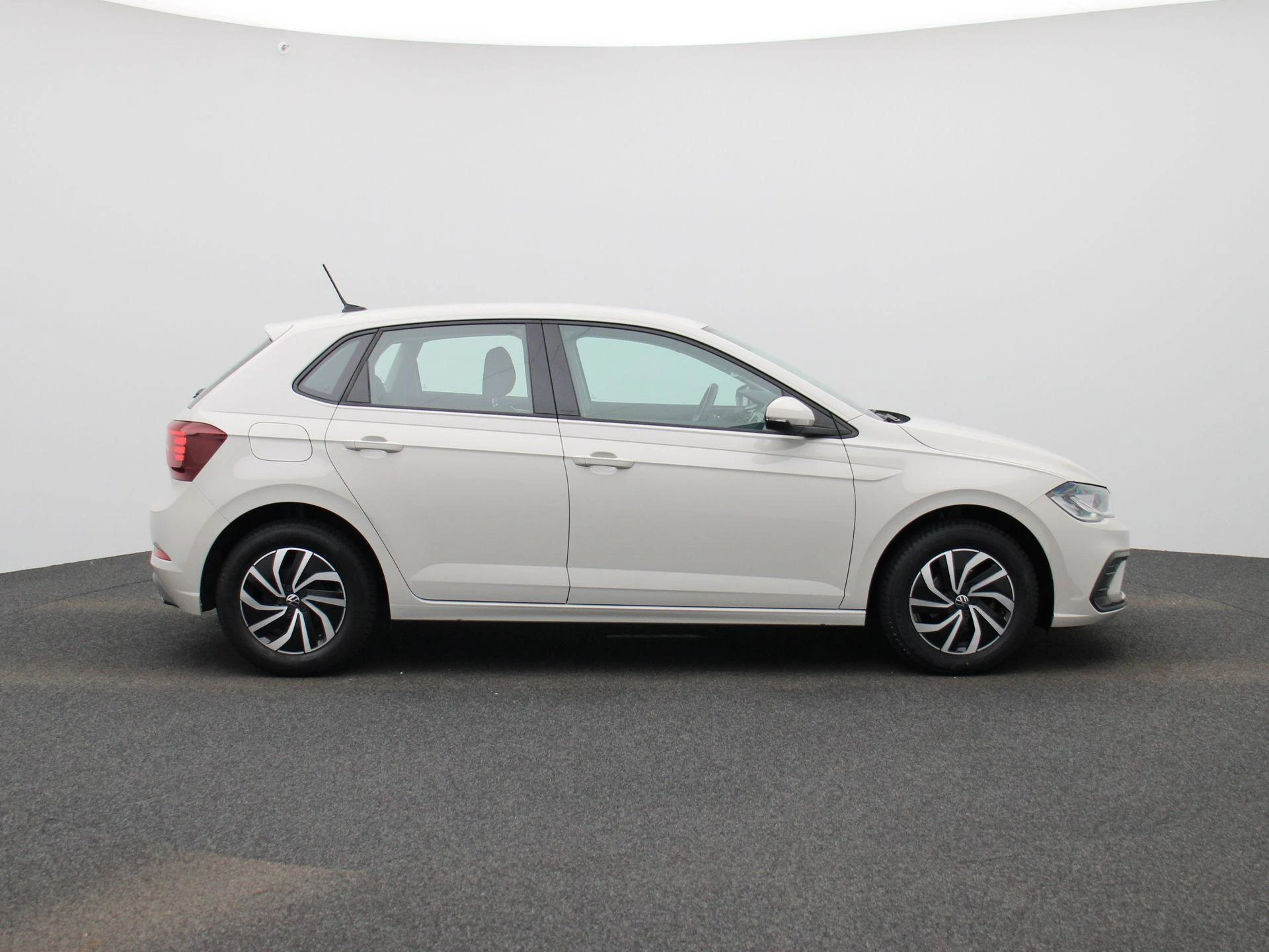 Volkswagen-Polo-image-6