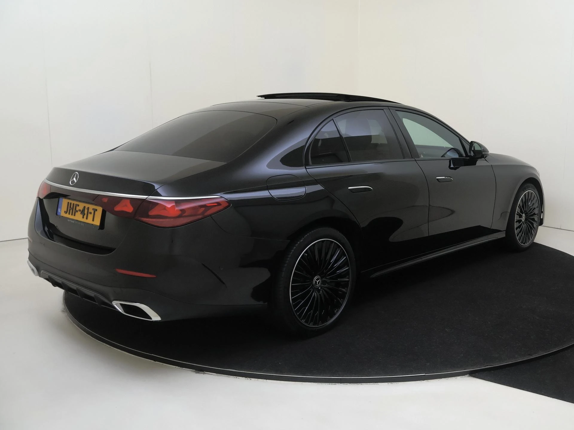 Mercedes-Benz-E-Klasse-image-1