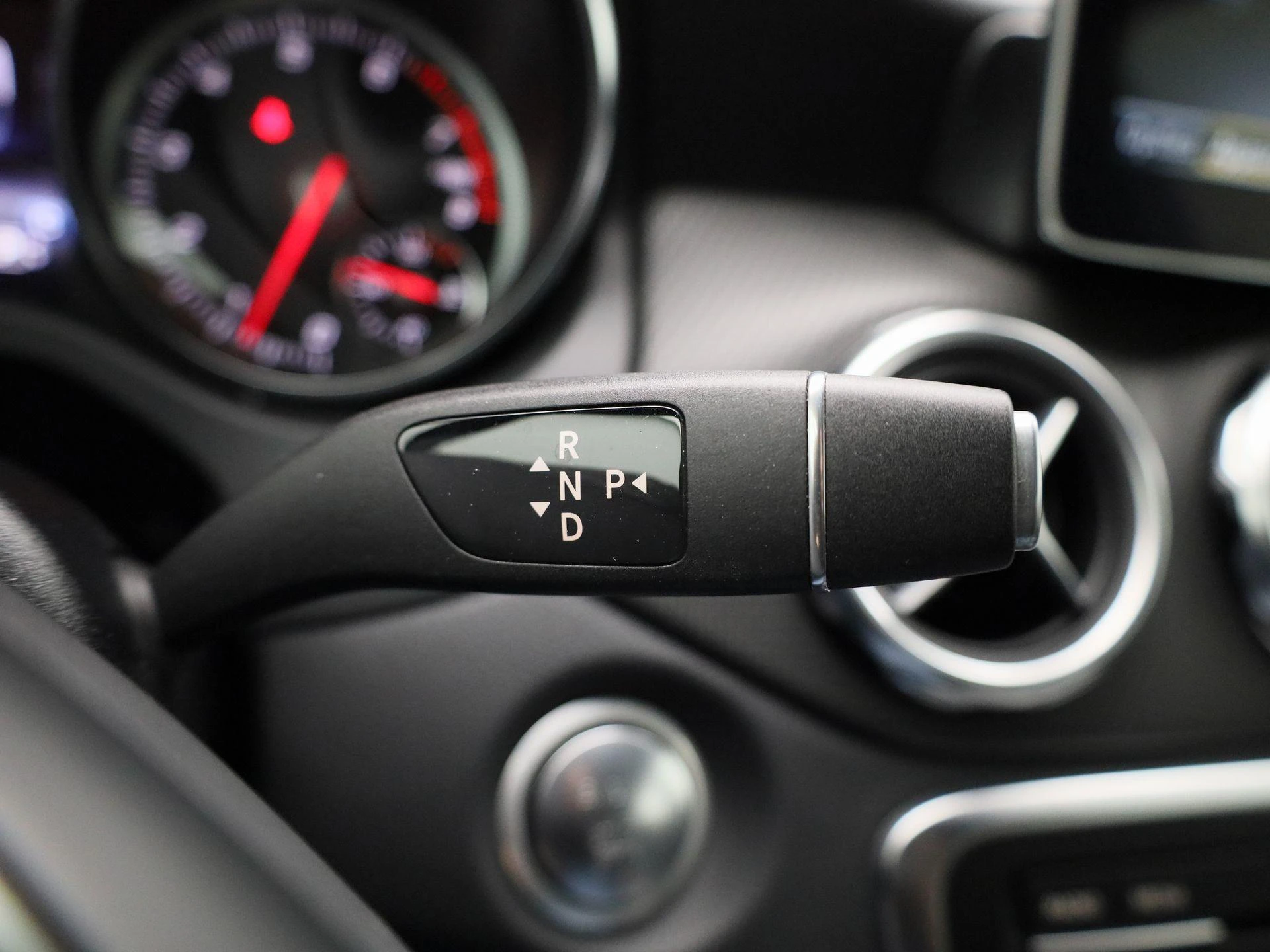 Mercedes-Benz-GLA-image-30