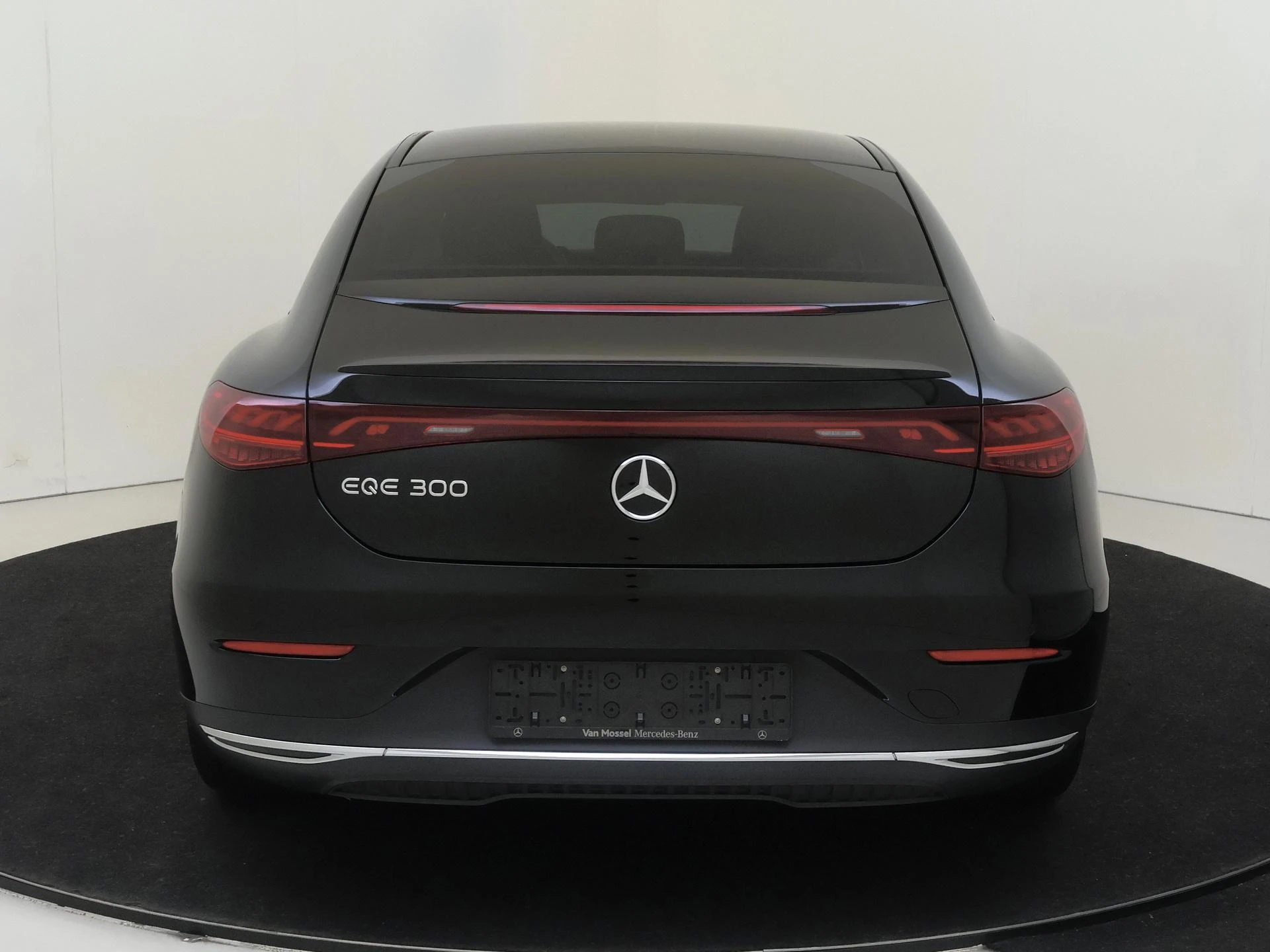Mercedes-Benz-EQE-image-6