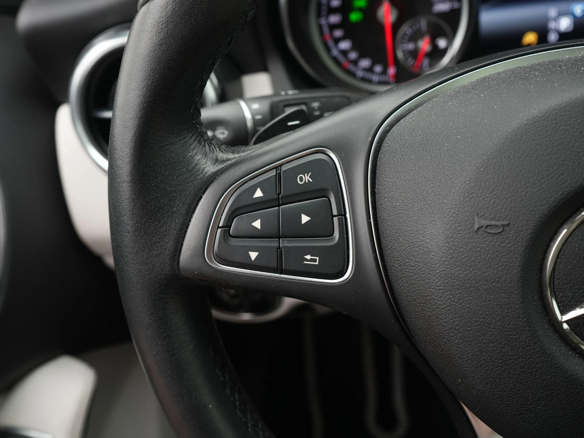 Mercedes-Benz-GLA-image-18