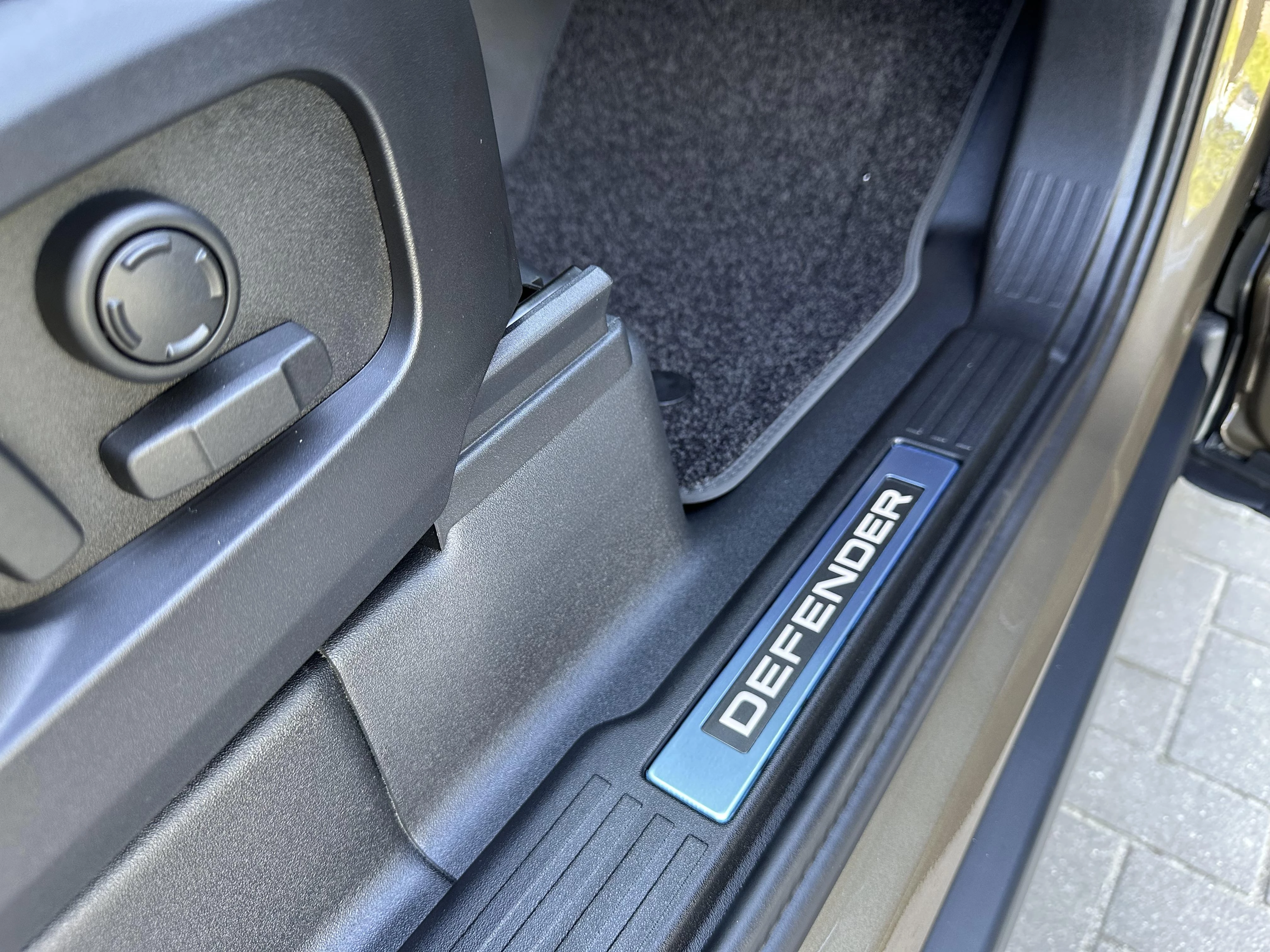 Land Rover-Defender-image-18