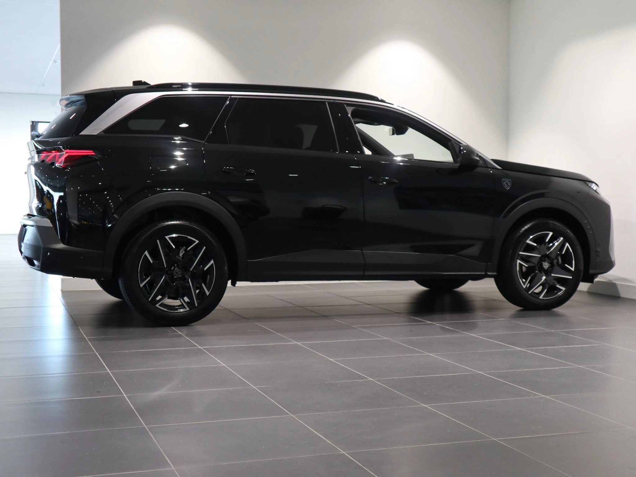 Peugeot-e-5008-image-5