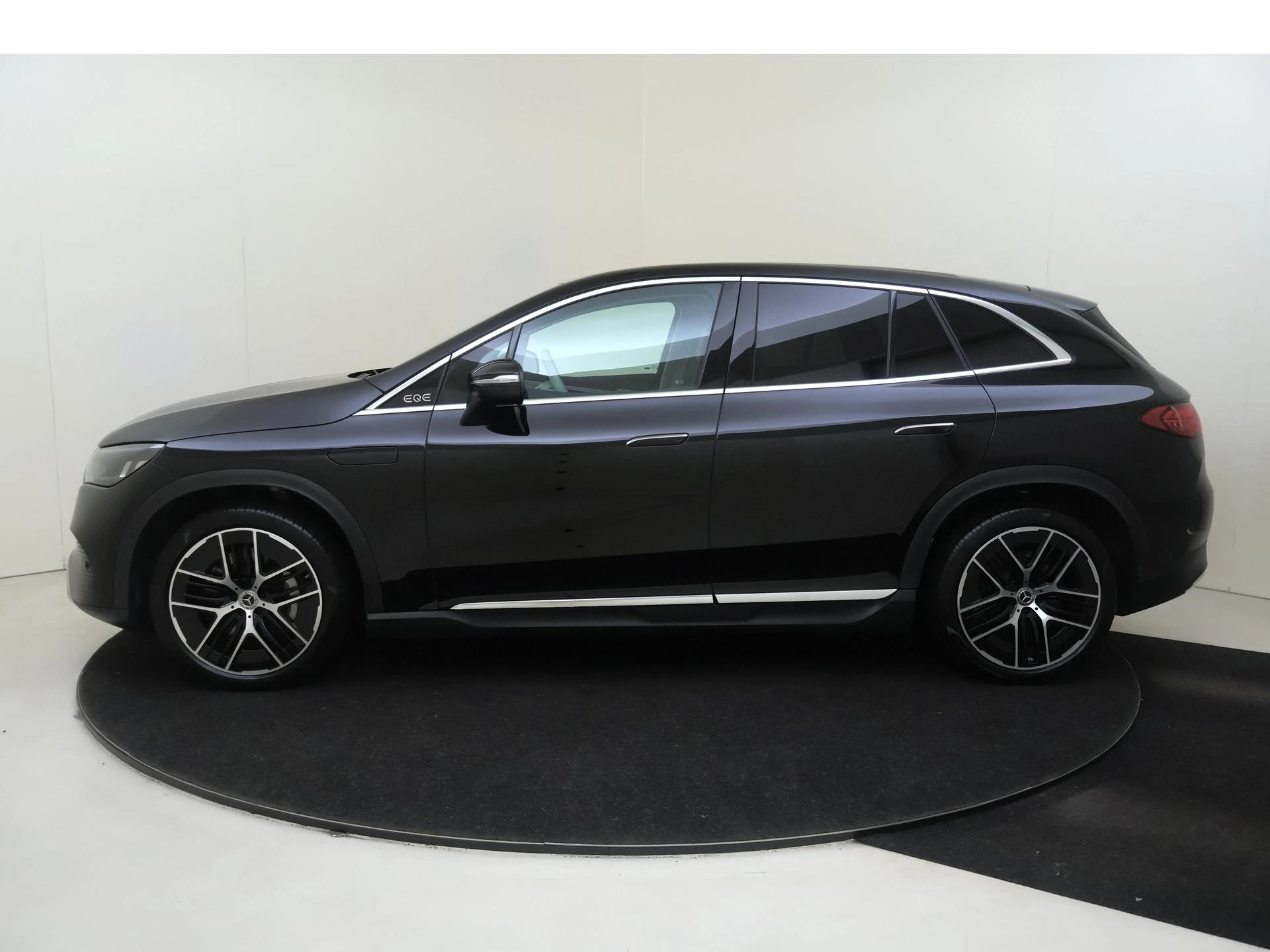 Mercedes-Benz-EQE-image-7