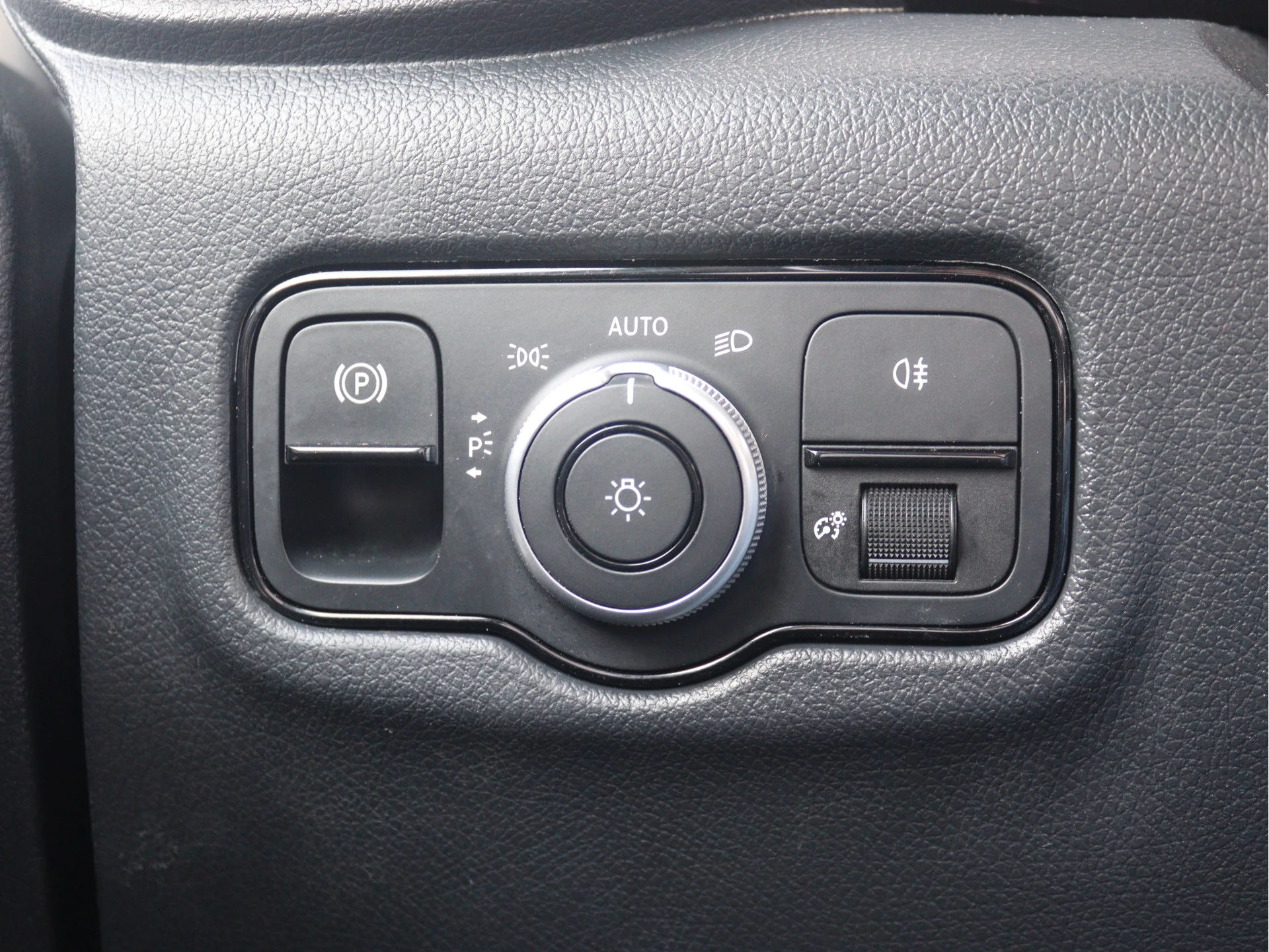 Mercedes-Benz-Vito-image-12