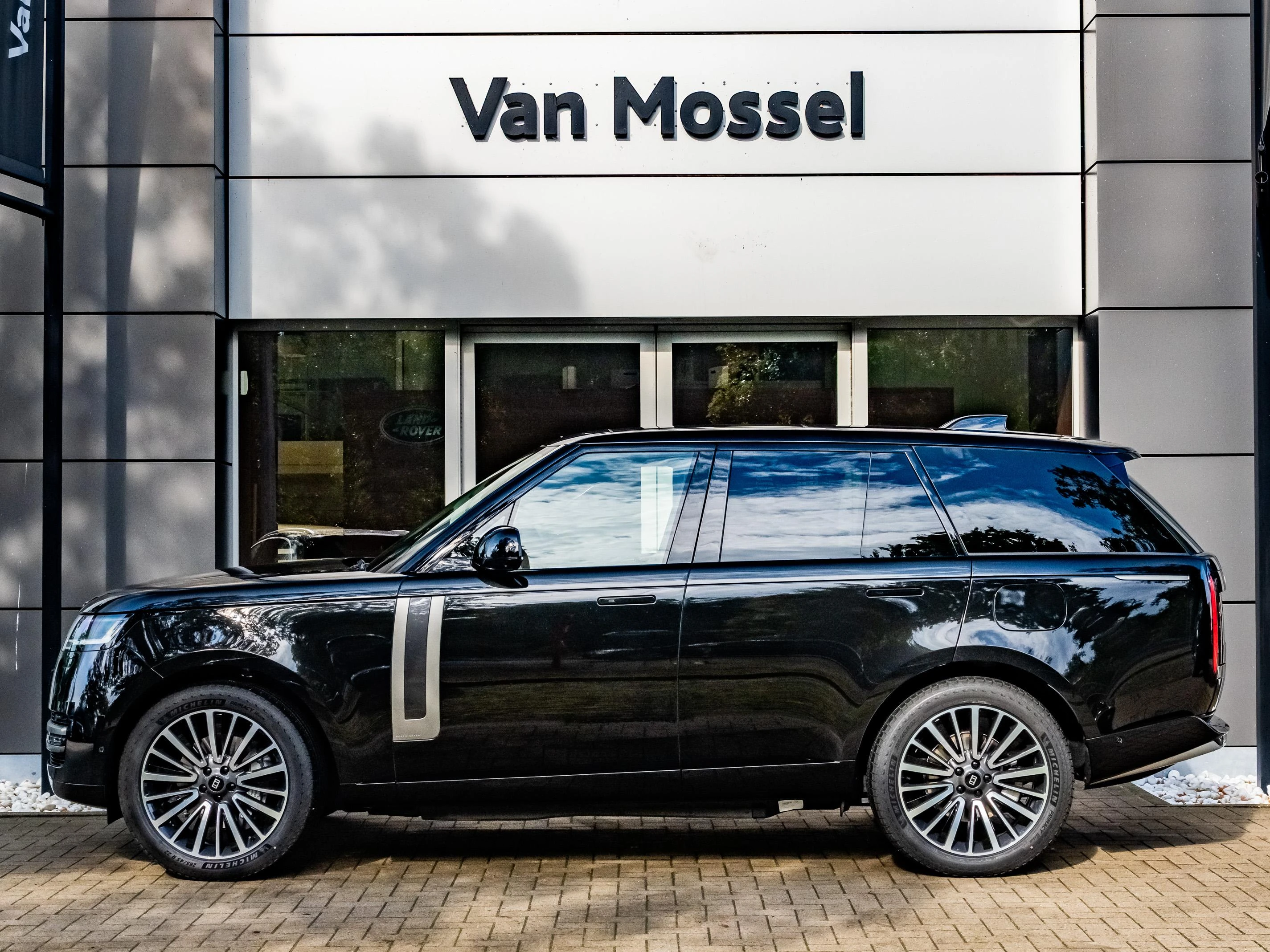 Land Rover-Range Rover-image-2