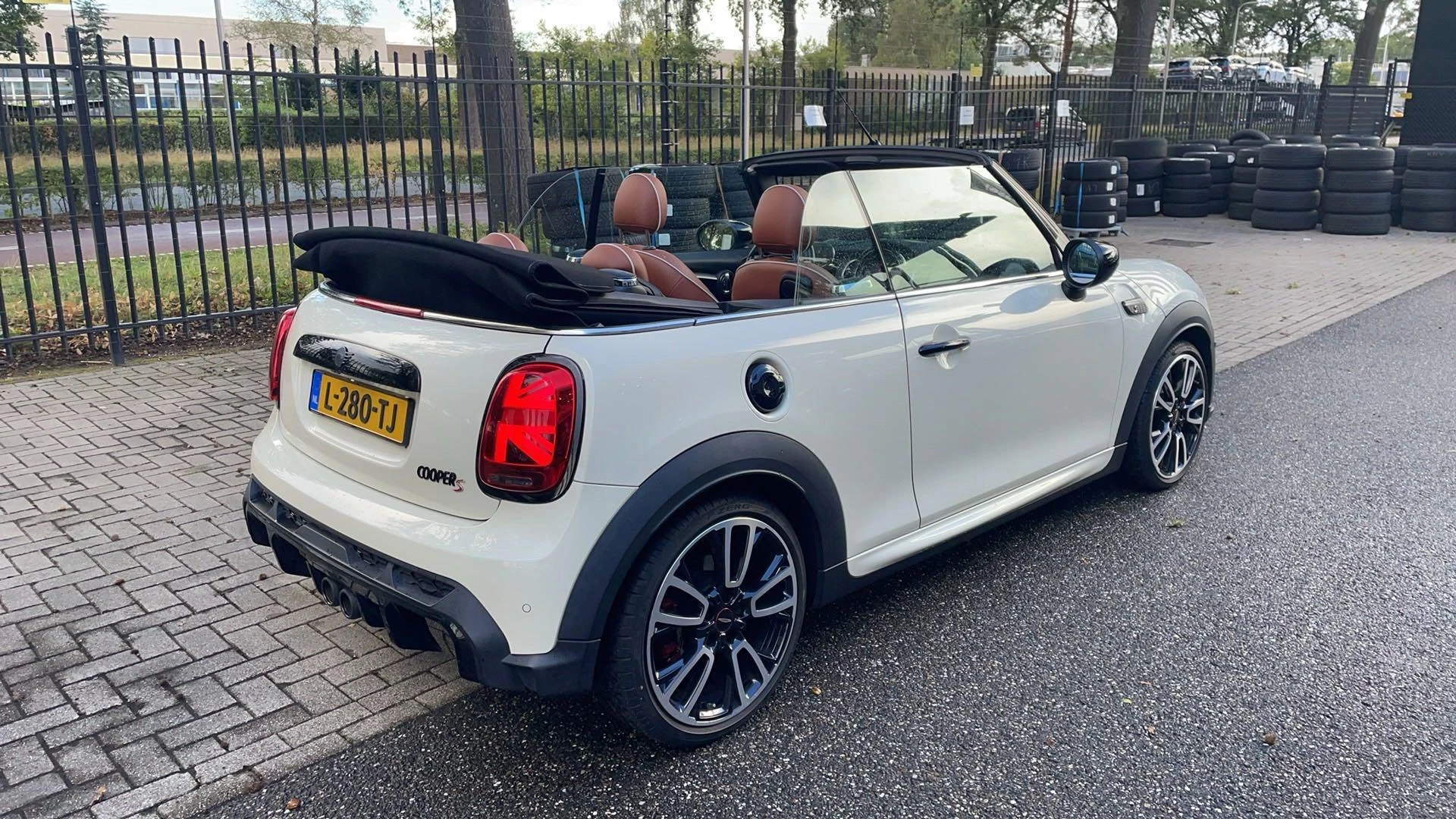 MINI-Cooper S Cabrio-image-17