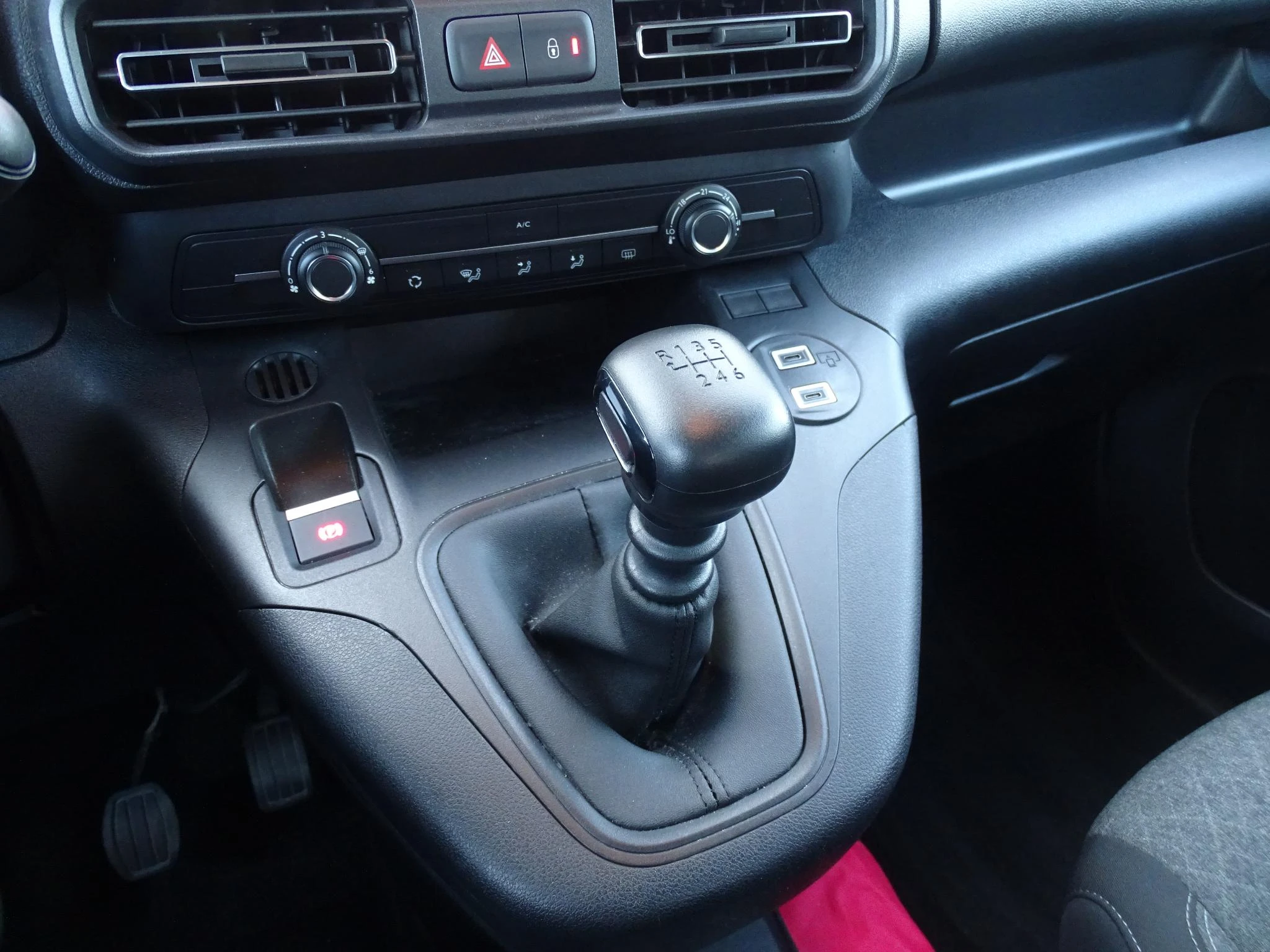 Opel-Combo Life-image-19
