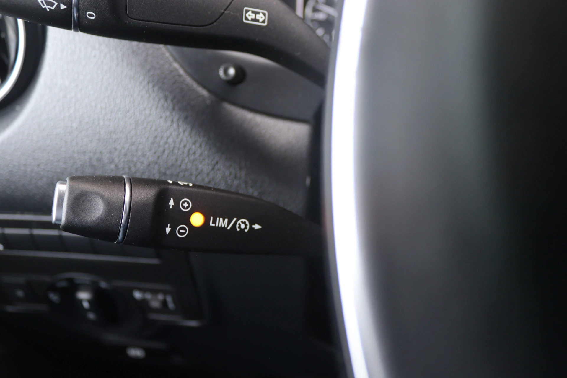 Mercedes-Benz-Vito-image-10