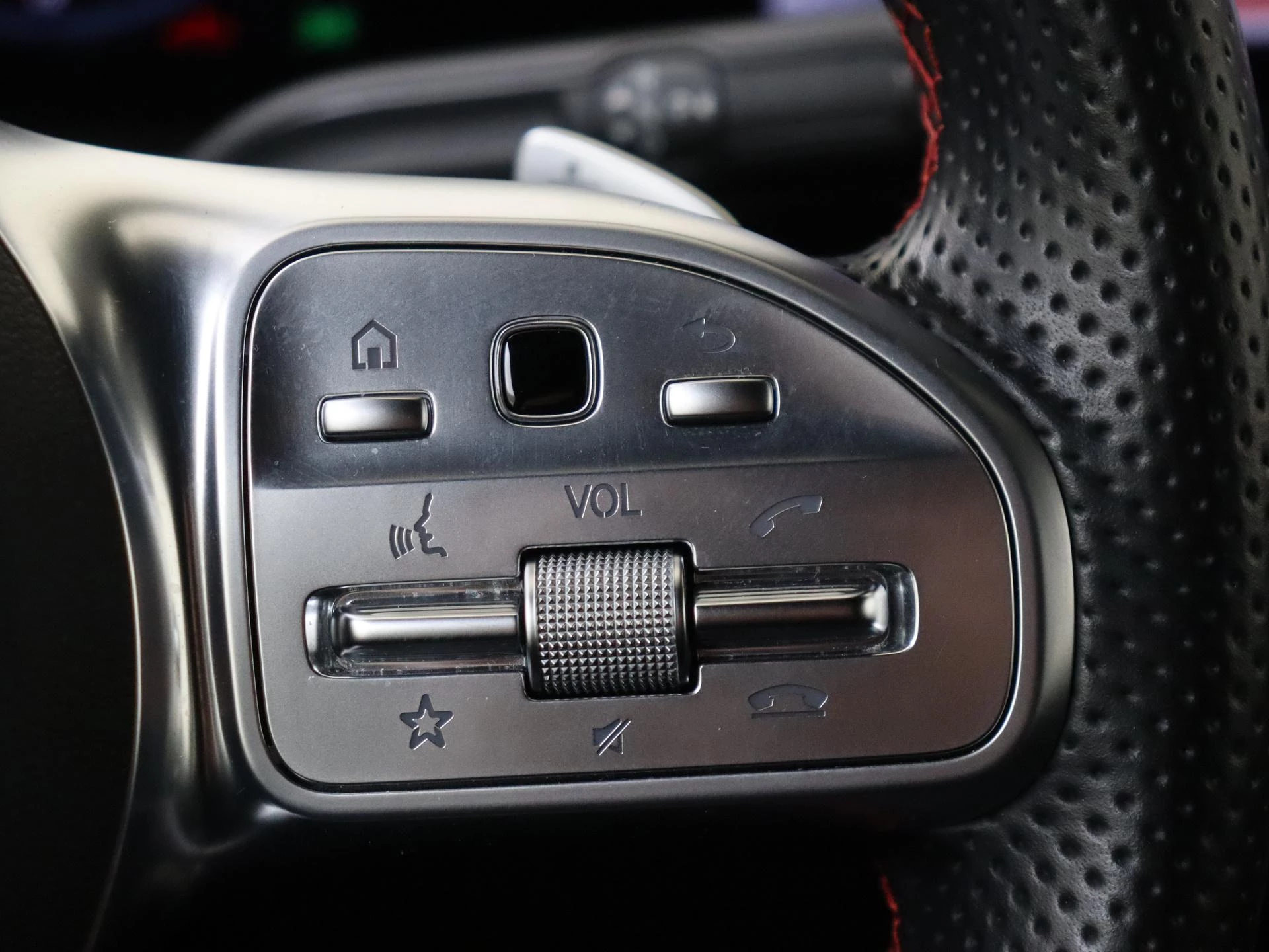 Mercedes-Benz-GLA-image-13