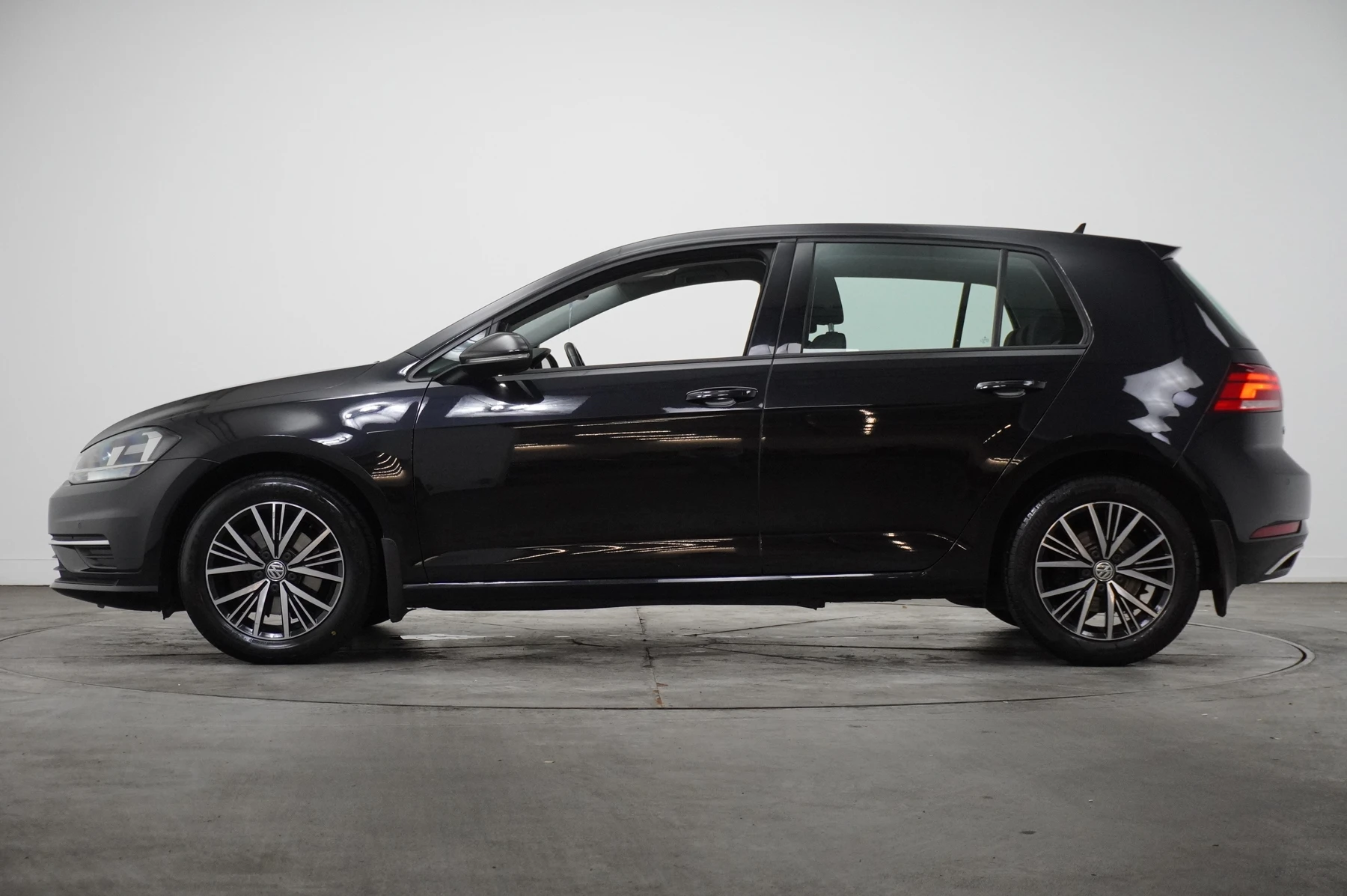 Volkswagen-Golf-image-20