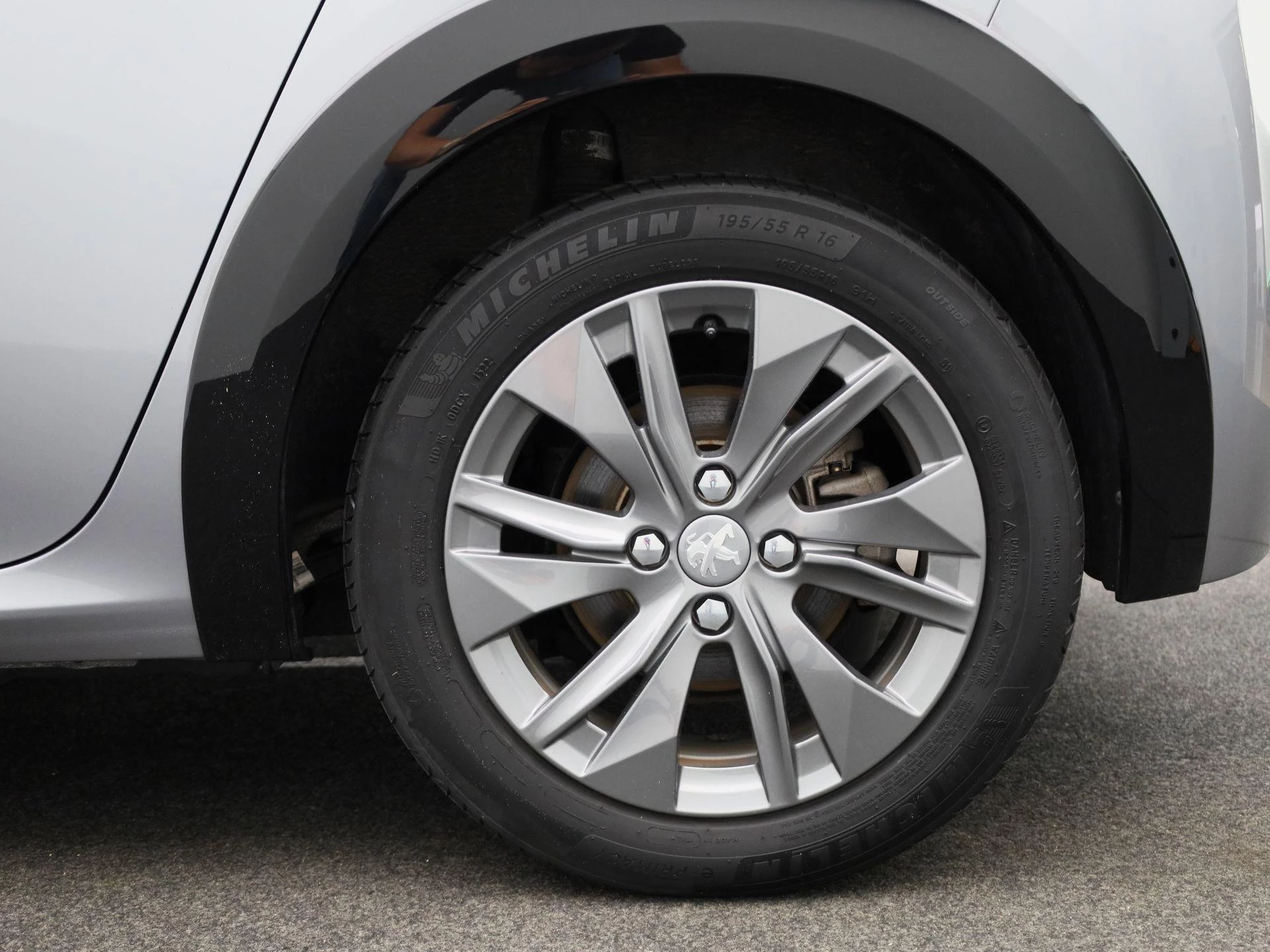 Peugeot-e-208-image-14