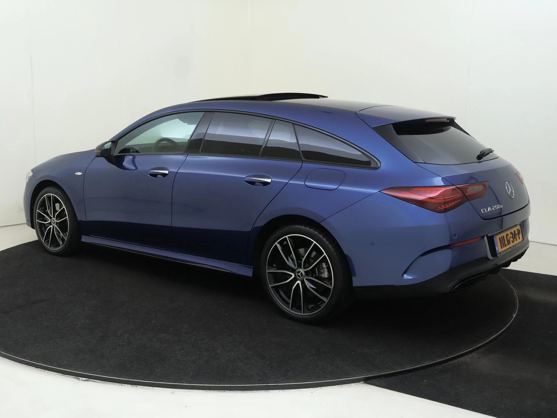 Mercedes-Benz-CLA-image-2