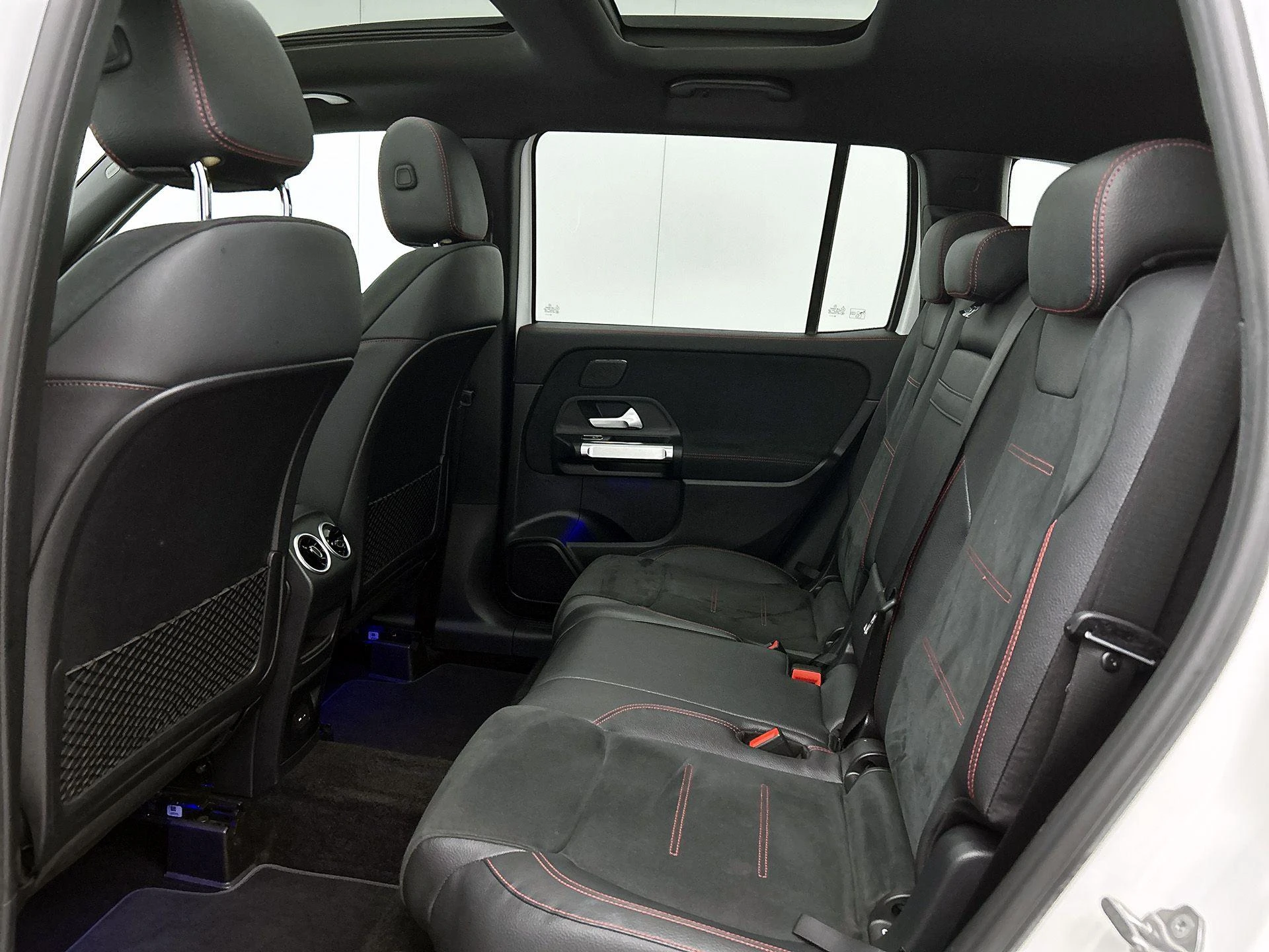 Mercedes-Benz-GLB-image-26