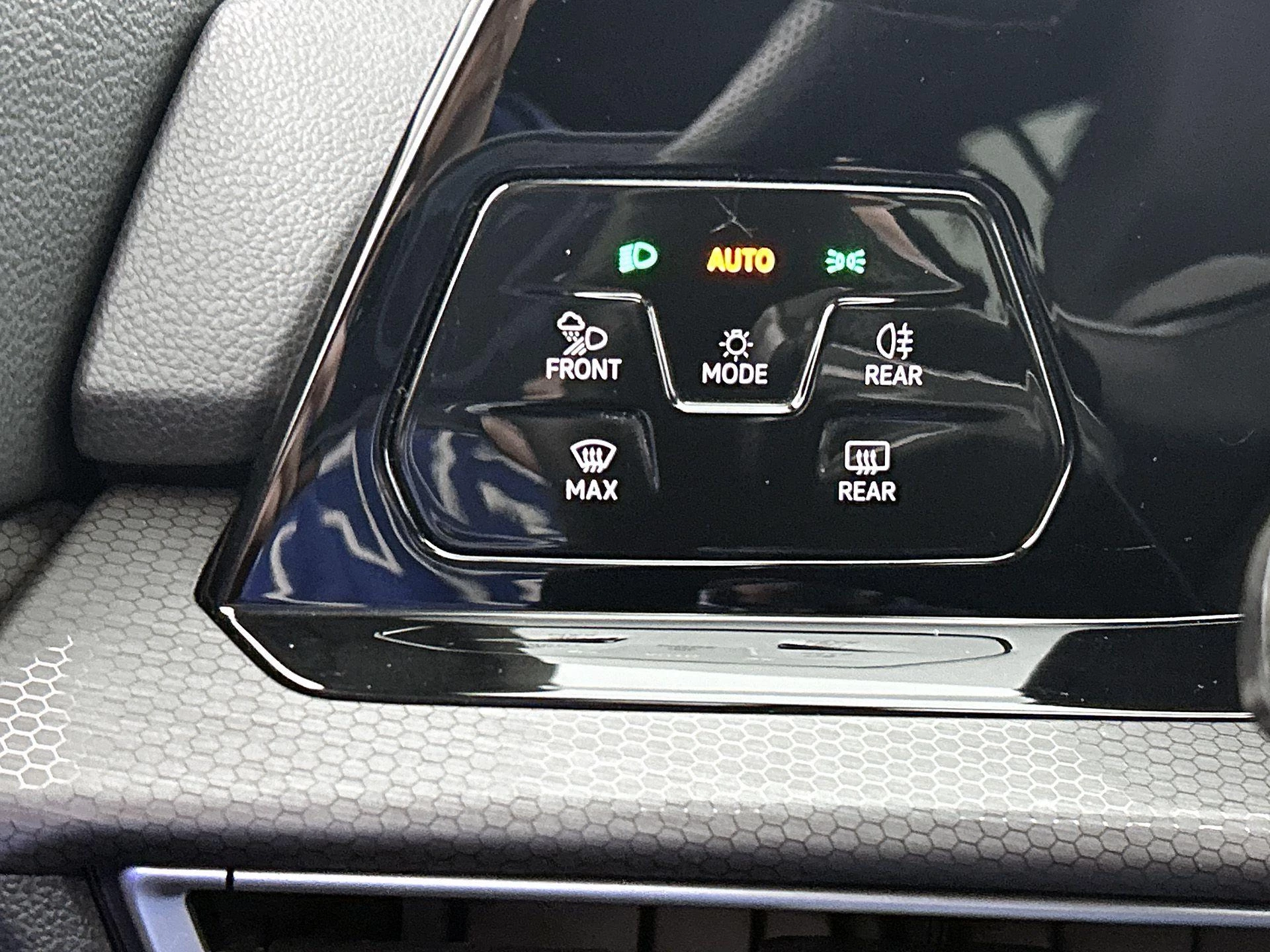 Volkswagen-Golf-image-25