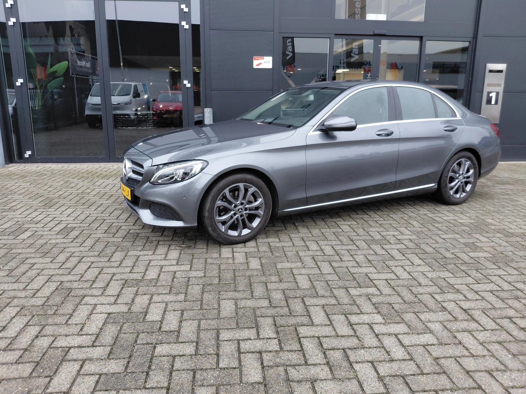 Mercedes-Benz-C-Klasse-image-1