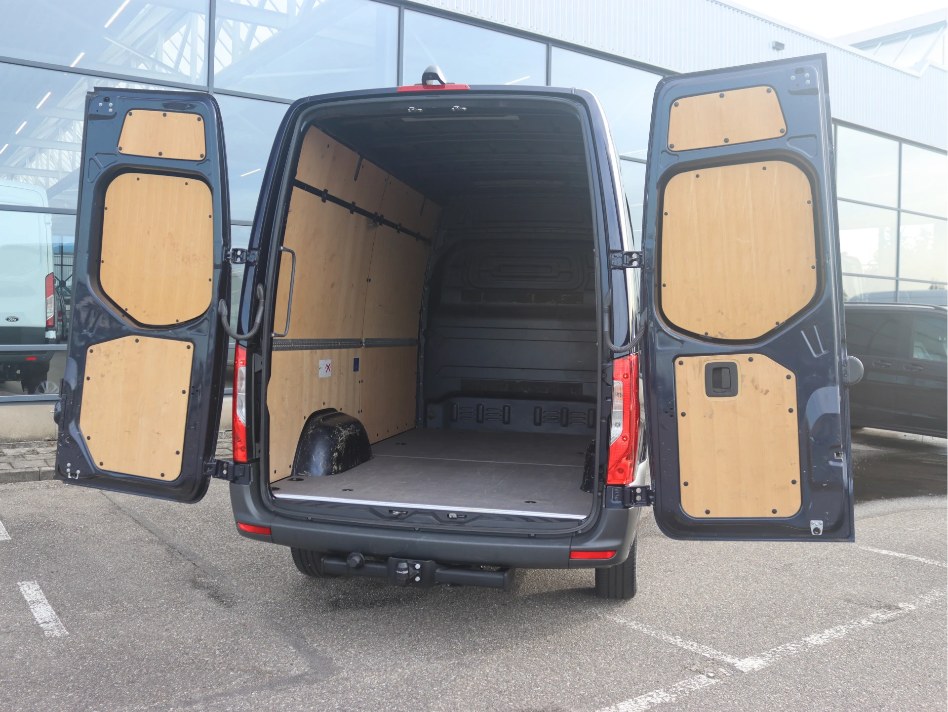 Mercedes-Benz-Sprinter-image-2