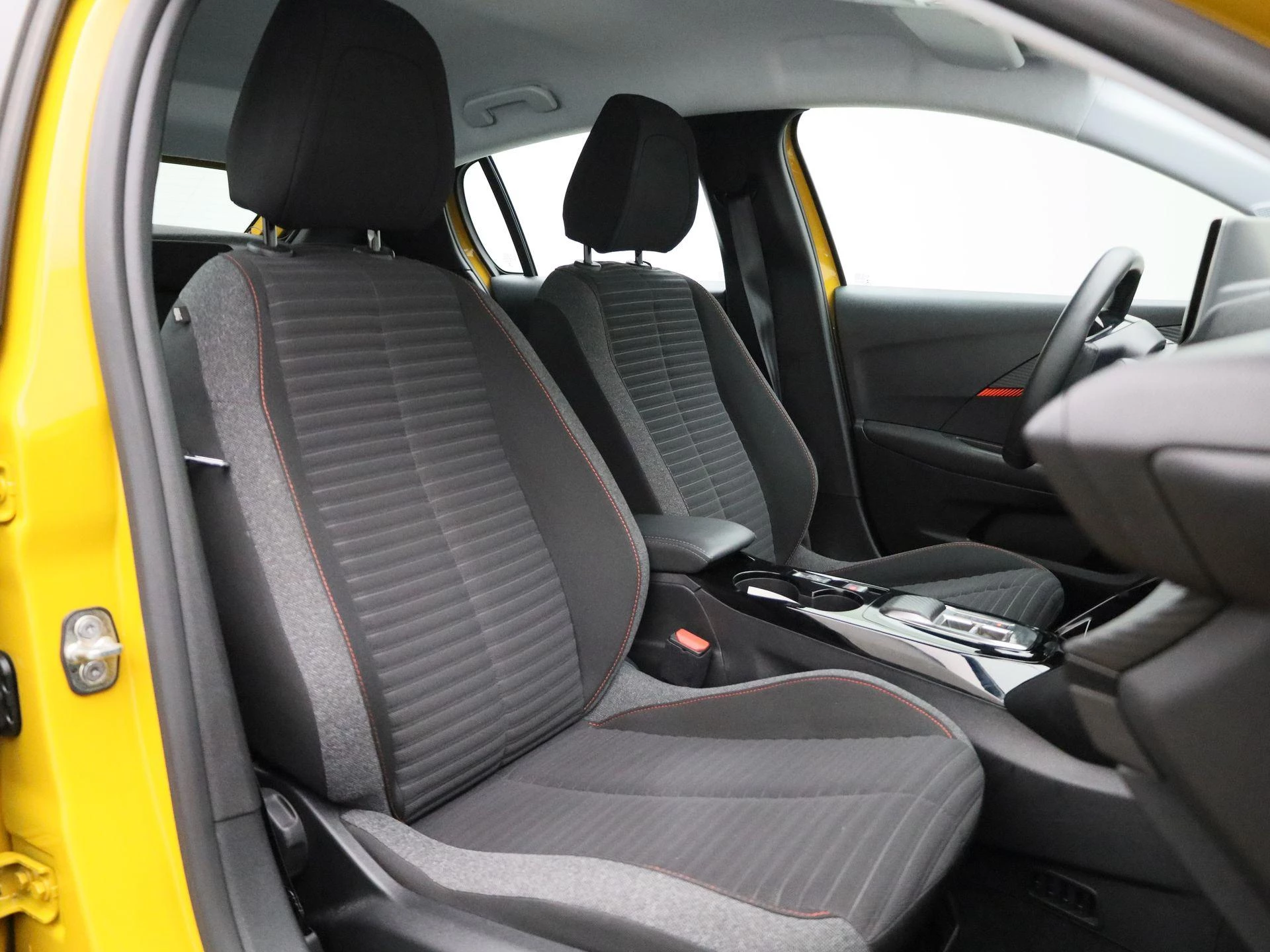 Peugeot-e-208-image-37