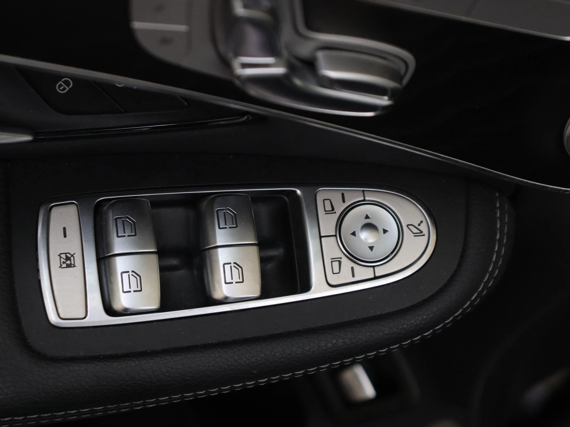 Mercedes-Benz-GLC-image-25