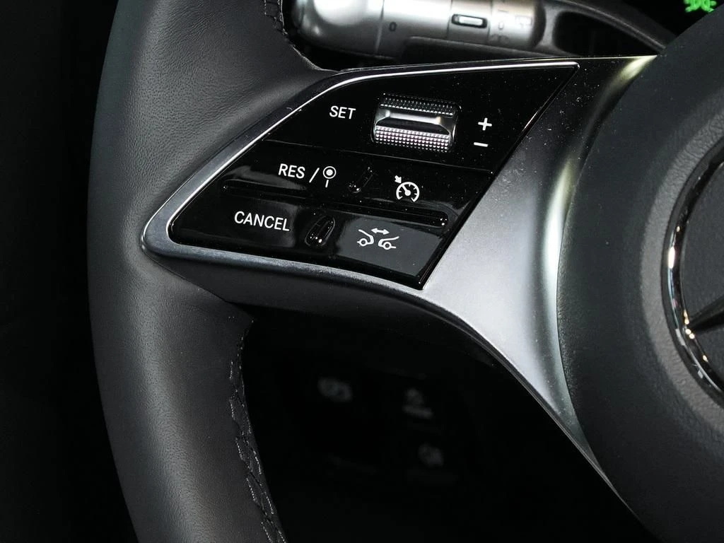 Mercedes-Benz-GLB 200-image-9