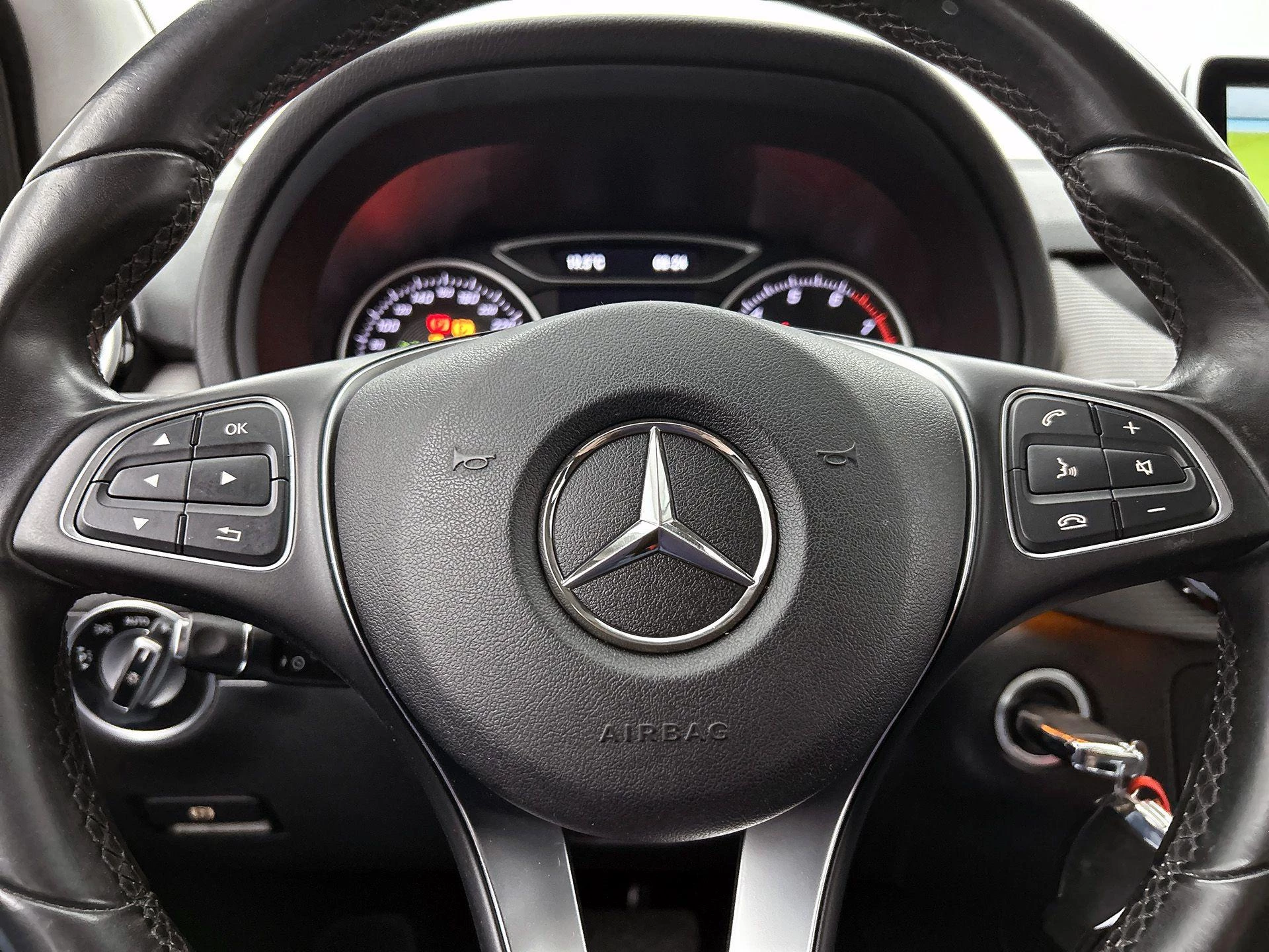 Mercedes-Benz-B-Klasse-image-18