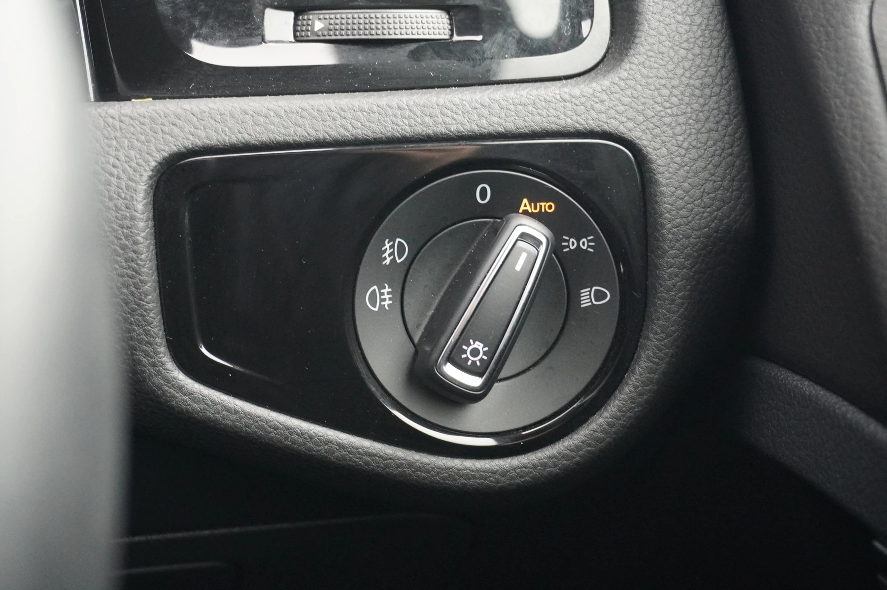 Volkswagen-Golf-image-33